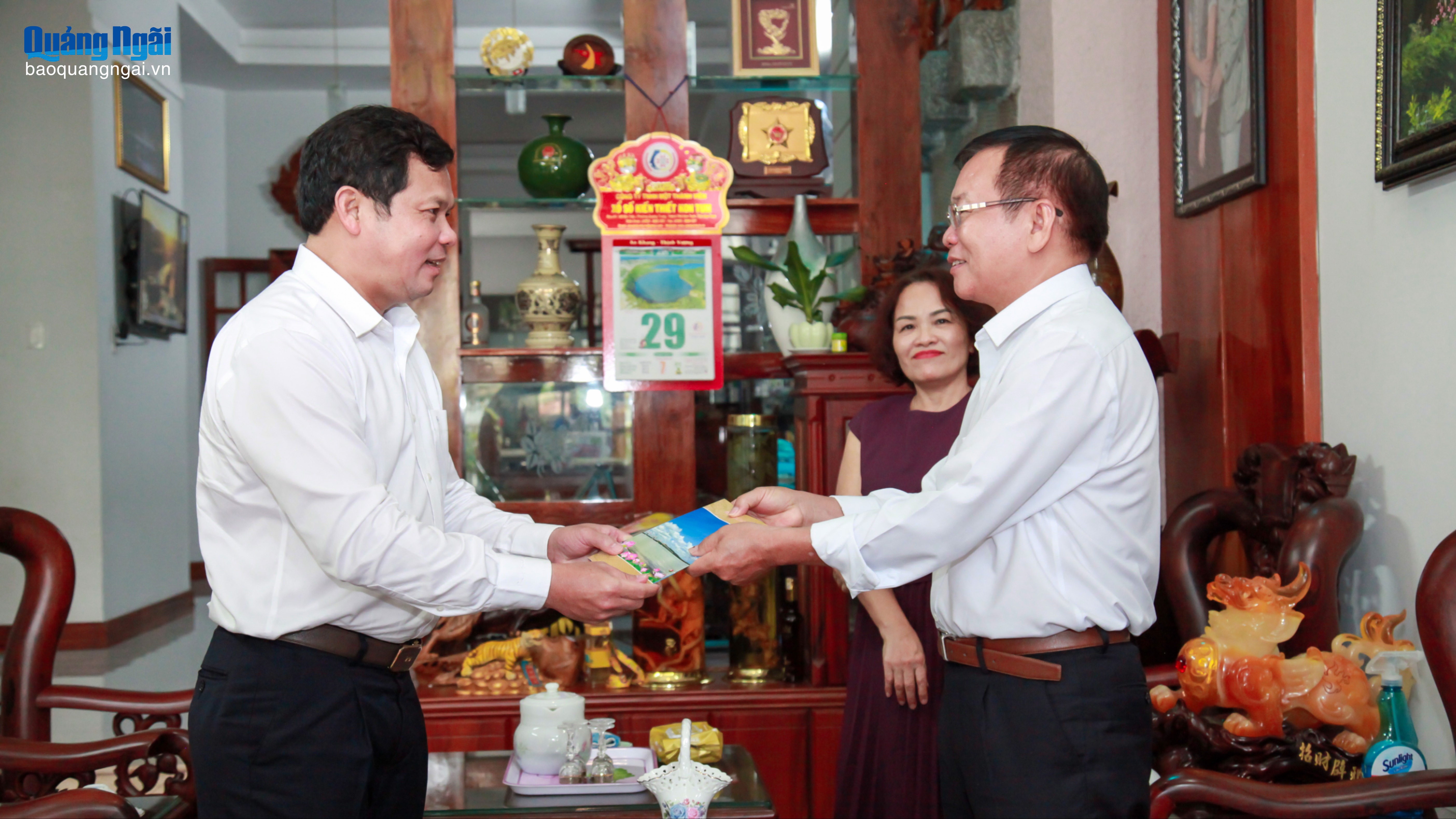 Phó Bí thư Tỉnh ủy, Chủ tịch HĐND tỉnh Nguyễn Đức Tuy thăm, tặng quà nguyên lãnh đạo tỉnh