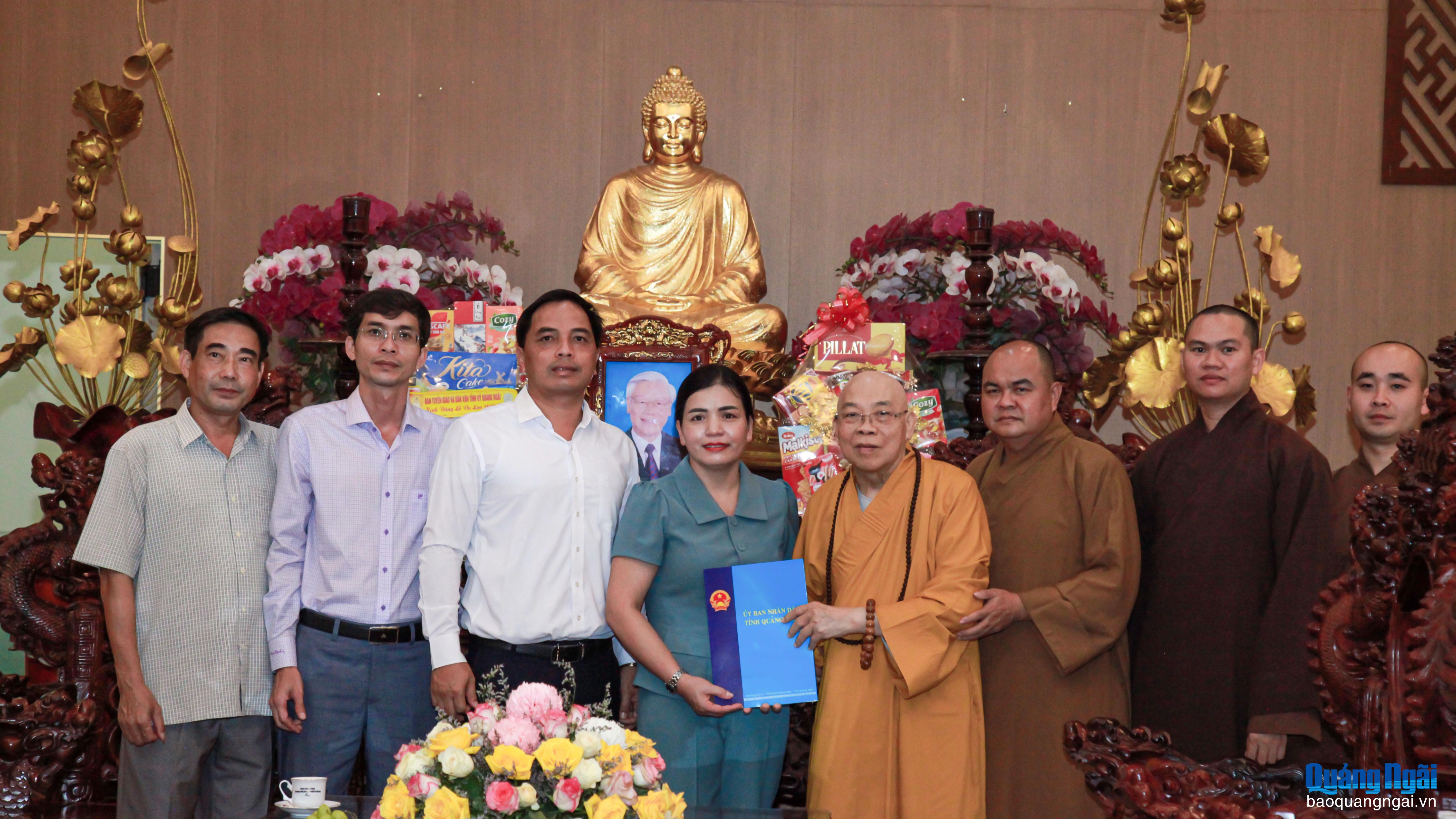 Phó Chủ tịch Thường trực UBND tỉnh Y Ngọc thăm, chúc mừng Giáo hội Phật giáo Việt Nam tỉnh nhân Đại lễ Vu lan