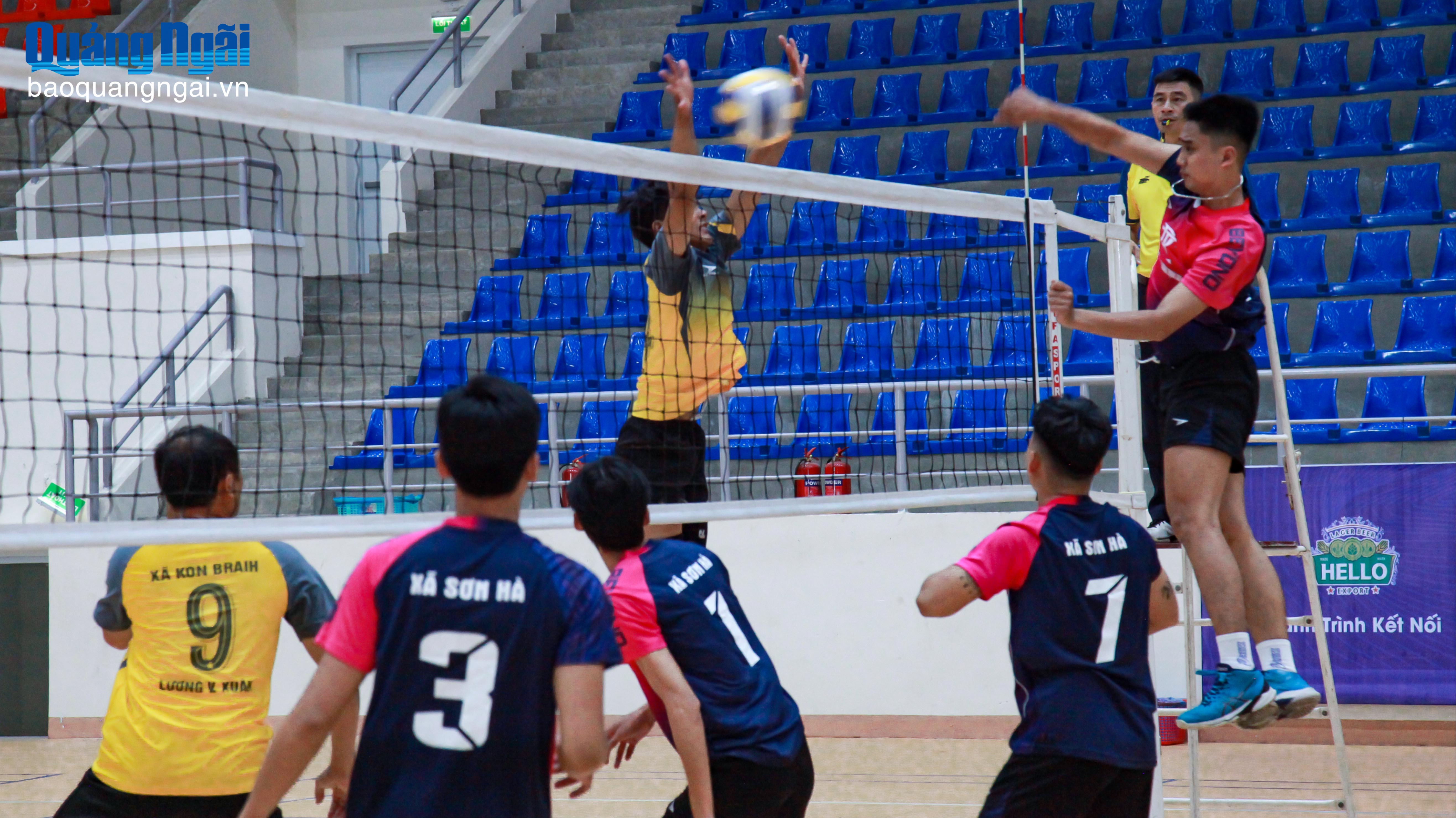 Sôi động Giải vô địch bóng chuyền nam, nữ tỉnh