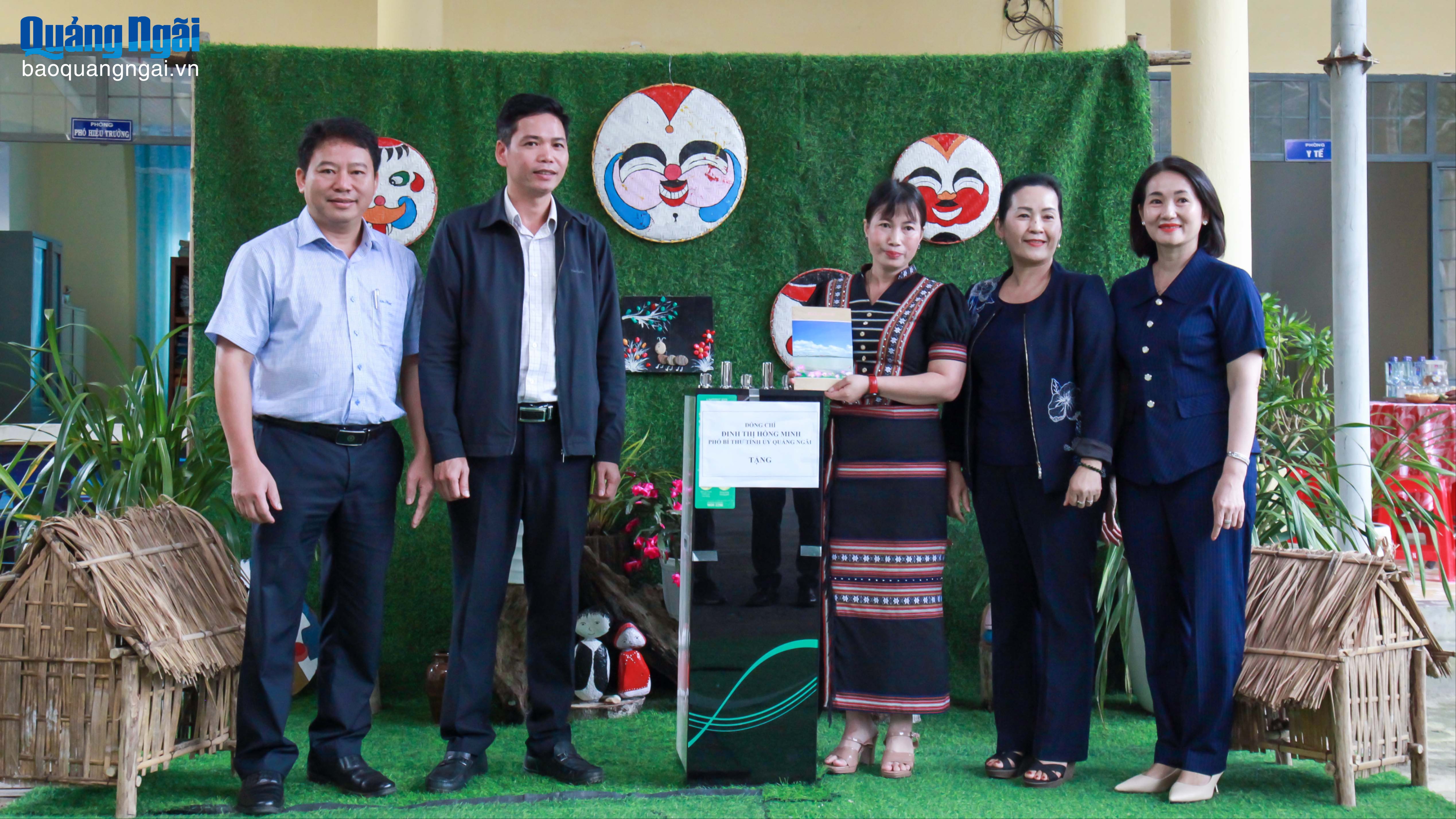 Phó Bí thư Tỉnh ủy Đinh Thị Hồng Minh thăm các trường học ở thôn Vi Xây