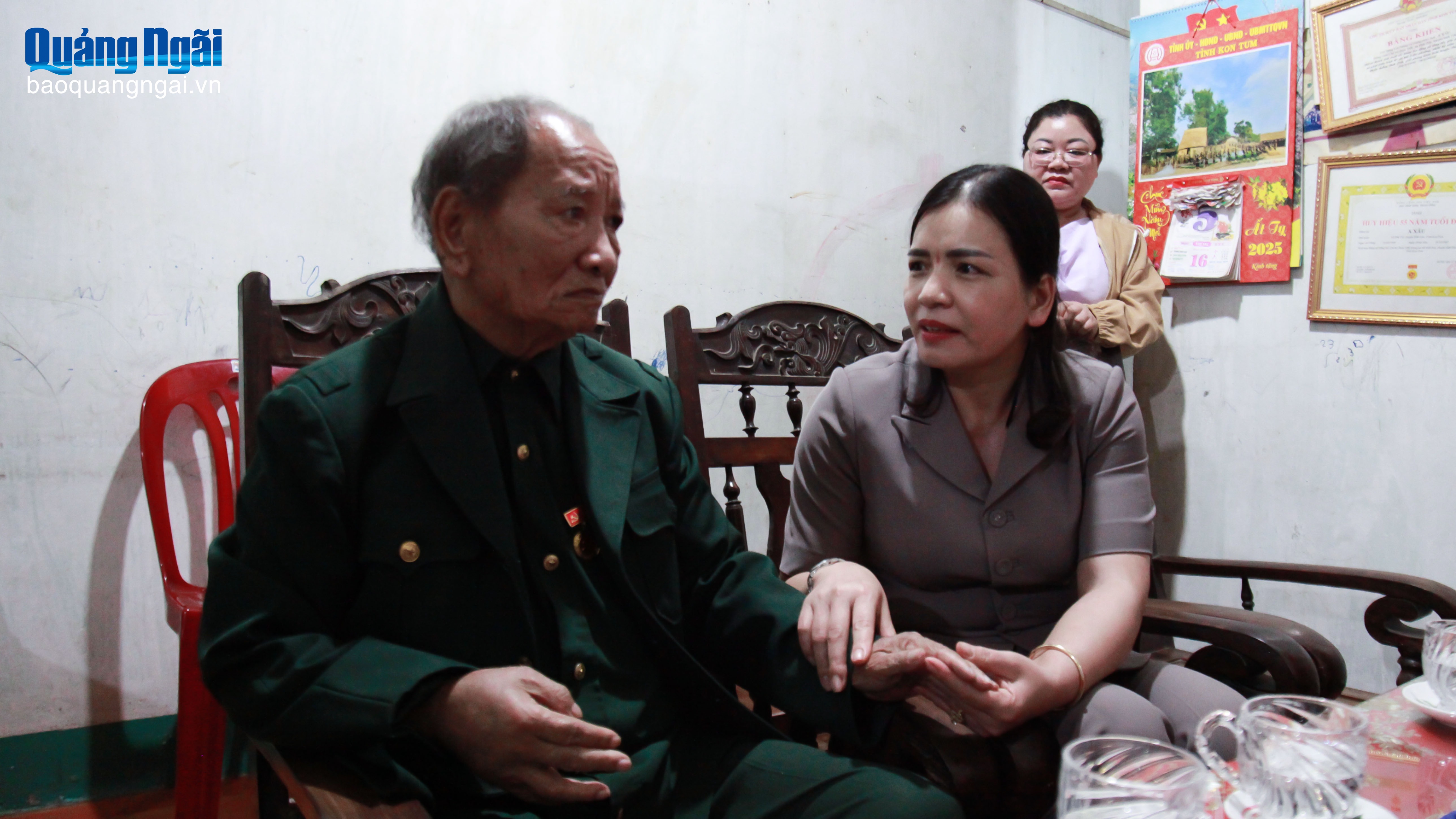 Phó Chủ tịch Thường trực UBND tỉnh Y Ngọc thăm Anh hùng Lực lượng vũ trang nhân dân A Xâu