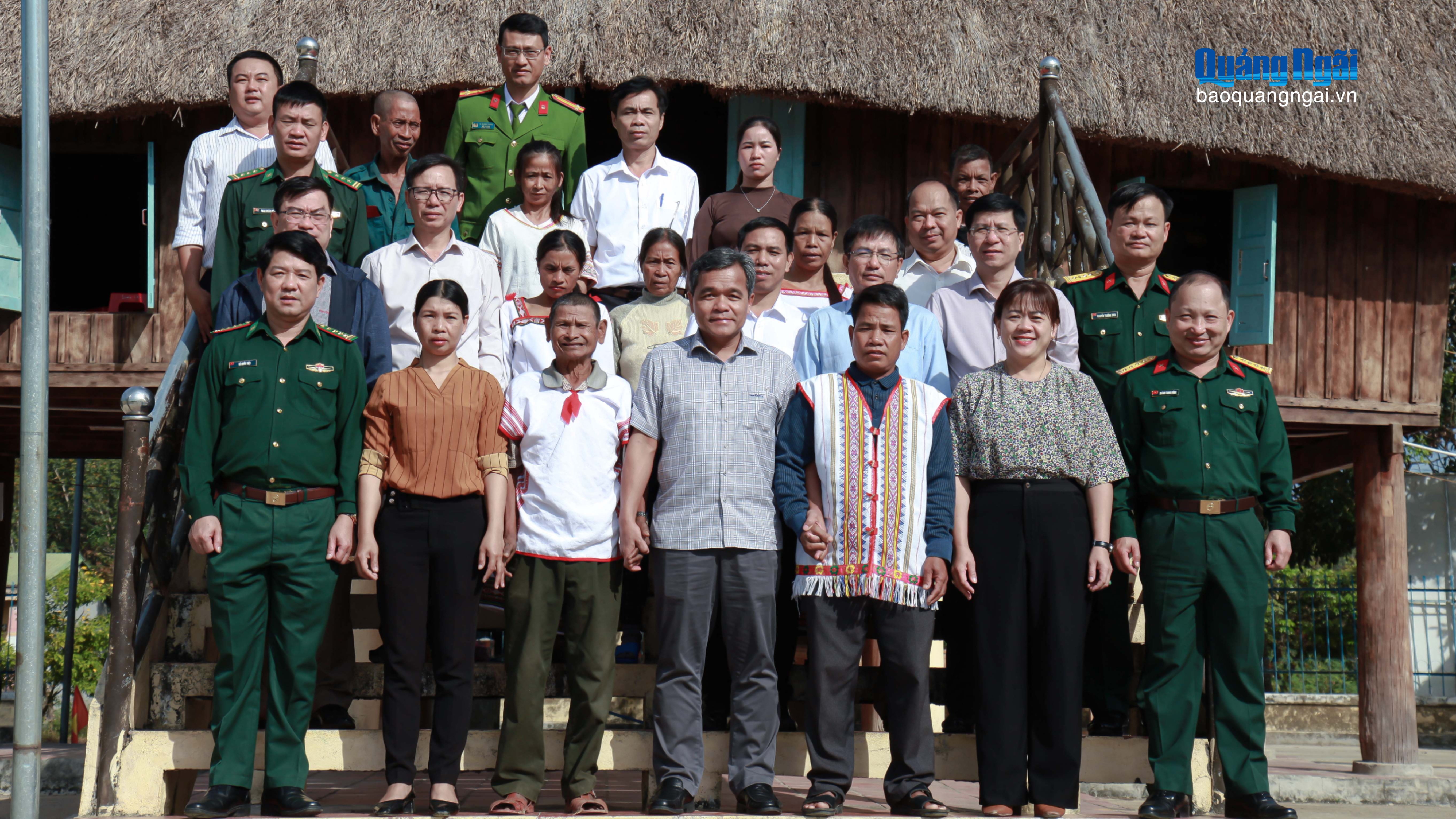 Bí thư Tỉnh ủy Hồ Văn Niên thăm, động viên đồng bào Rơ Măm ở làng Le