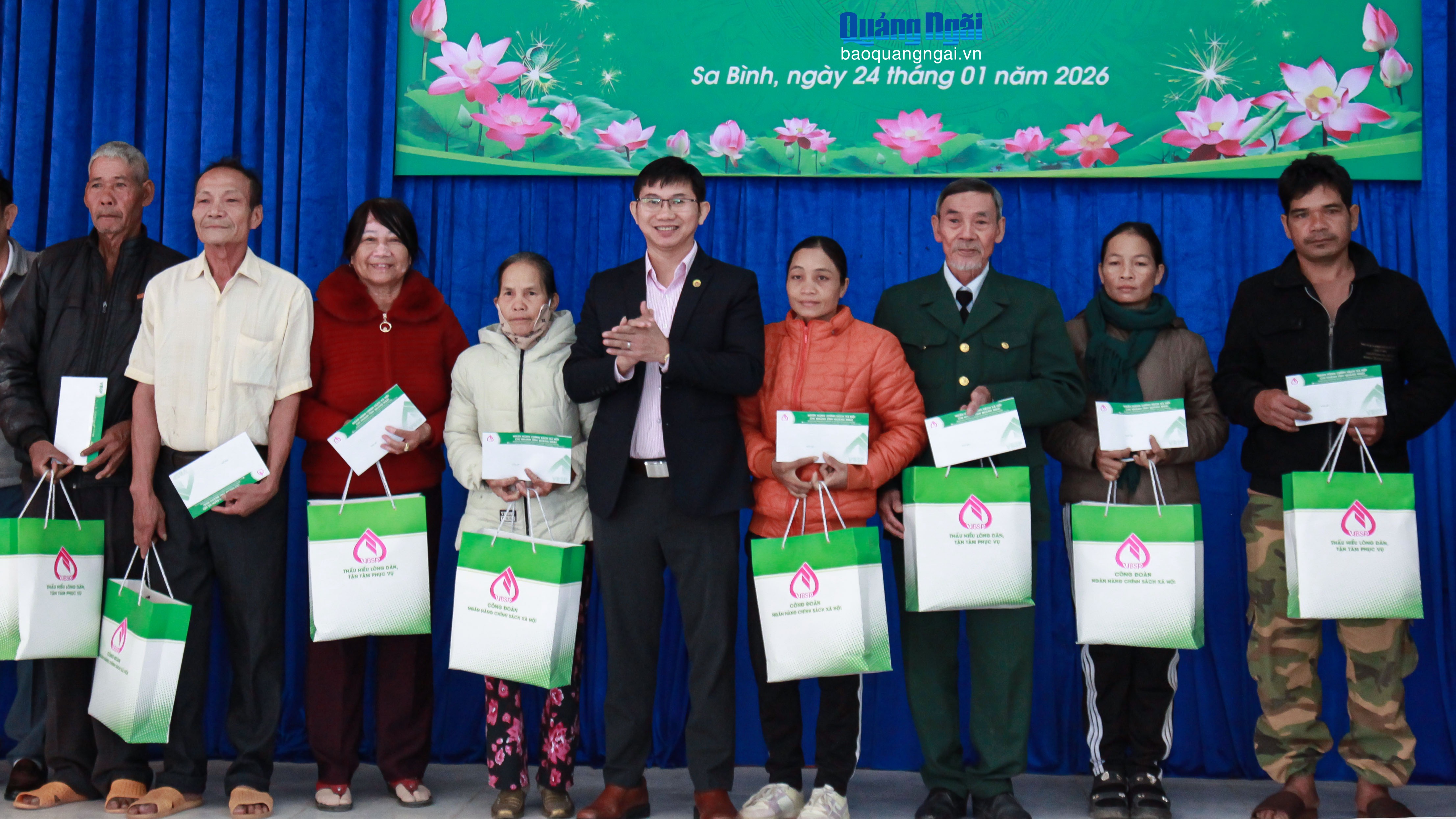 Ngân hàng Chính sách xã hội trao 100 suất quà Tết cho người dân xã Sa Bình
