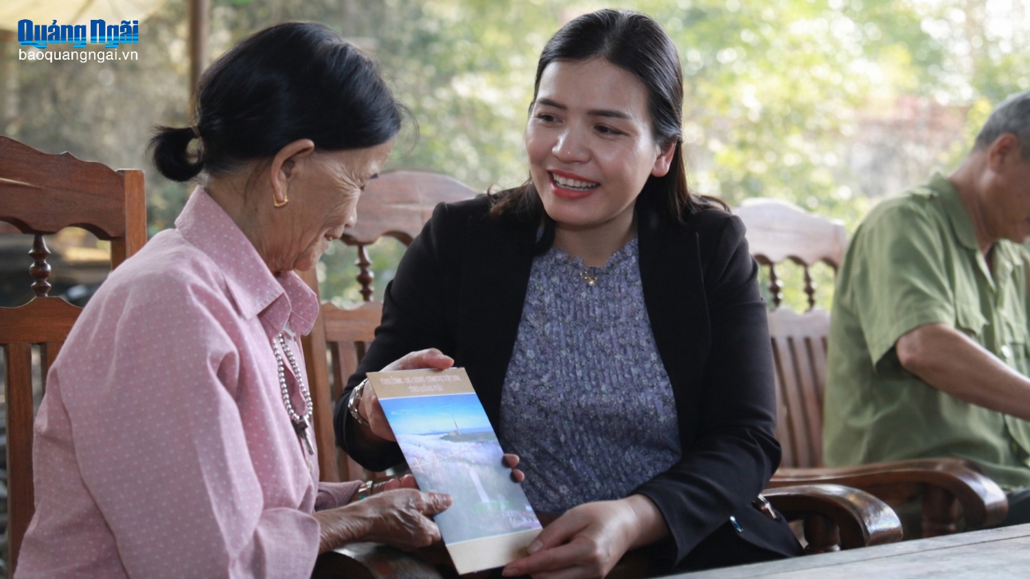 Phó Chủ tịch Thường trực UBND tỉnh Y Ngọc thăm, tặng quà Tết gia đình người có công