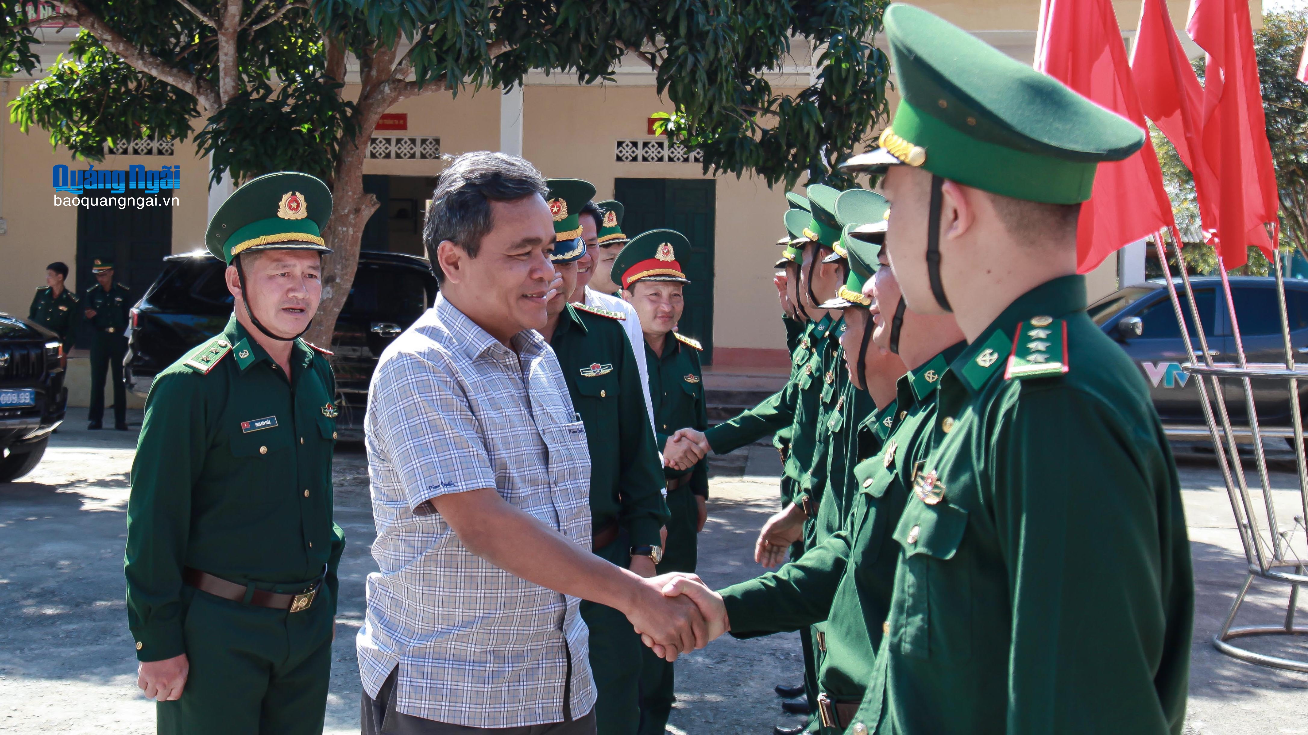 Bí thư Tỉnh ủy Hồ Văn Niên thăm, chúc Tết cán bộ, chiến sĩ Đồn Biên phòng Đăk Xú