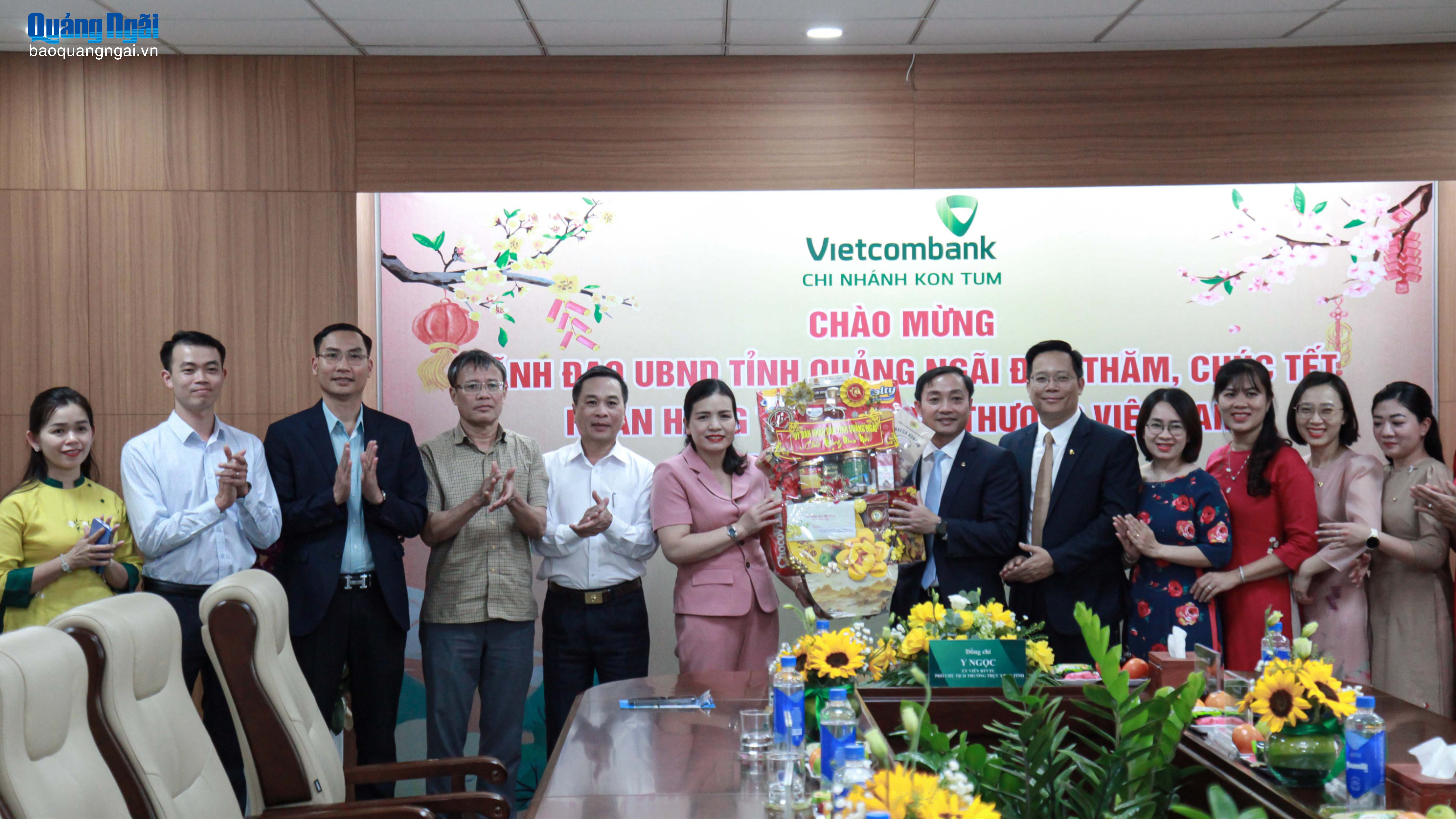 Phó Chủ tịch Thường trực UBND tỉnh Y Ngọc thăm, chúc Tết Vietcombank Chi nhánh Kon Tum