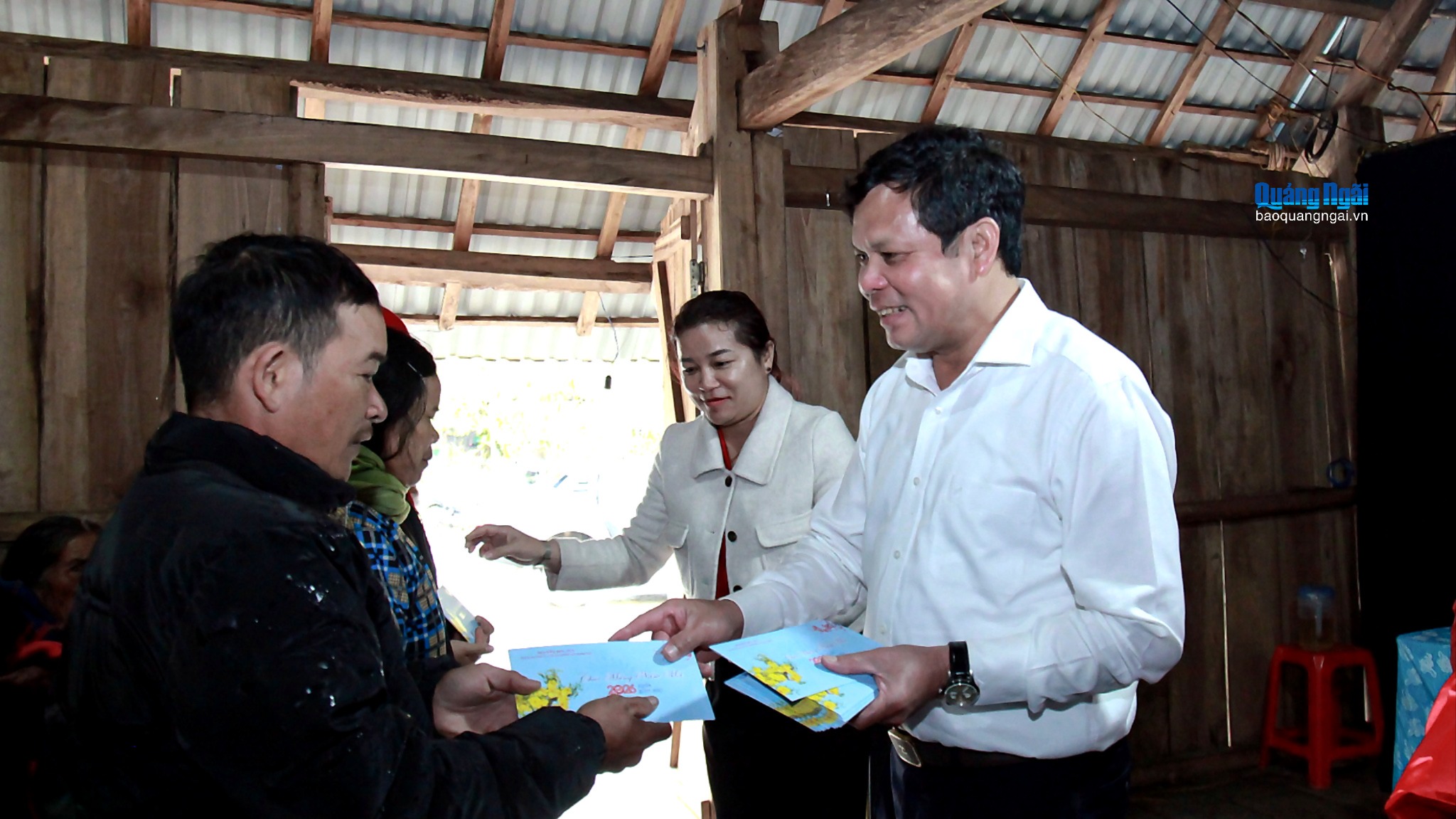 Phó Bí thư Tỉnh ủy, Chủ tịch HĐND tỉnh Nguyễn Đức Tuy thăm, tặng quà Tết người dân vùng biên