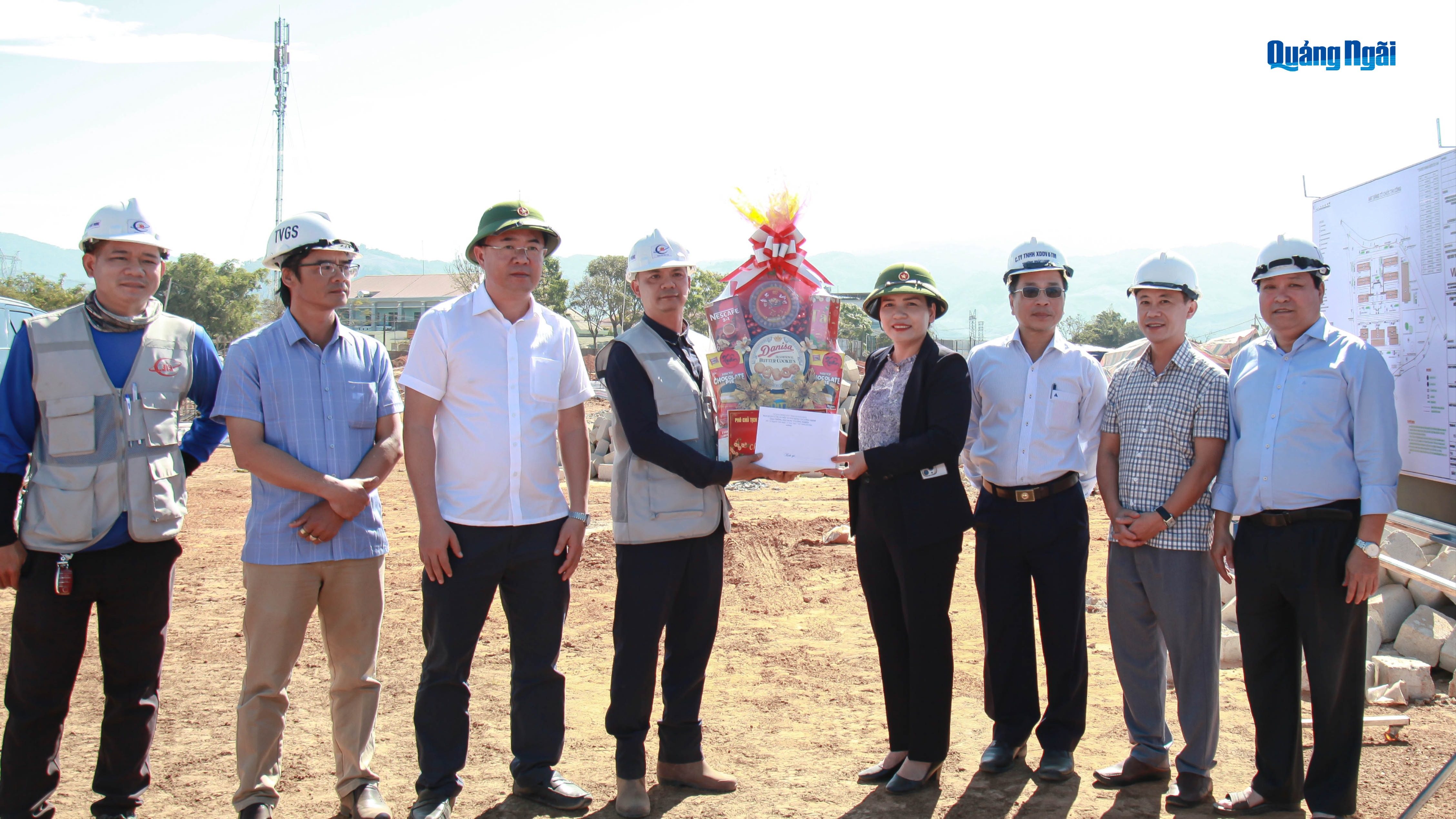 Phó Chủ tịch Thường trực UBND tỉnh Y Ngọc thăm, động viên công nhân thi công trường học vùng biên