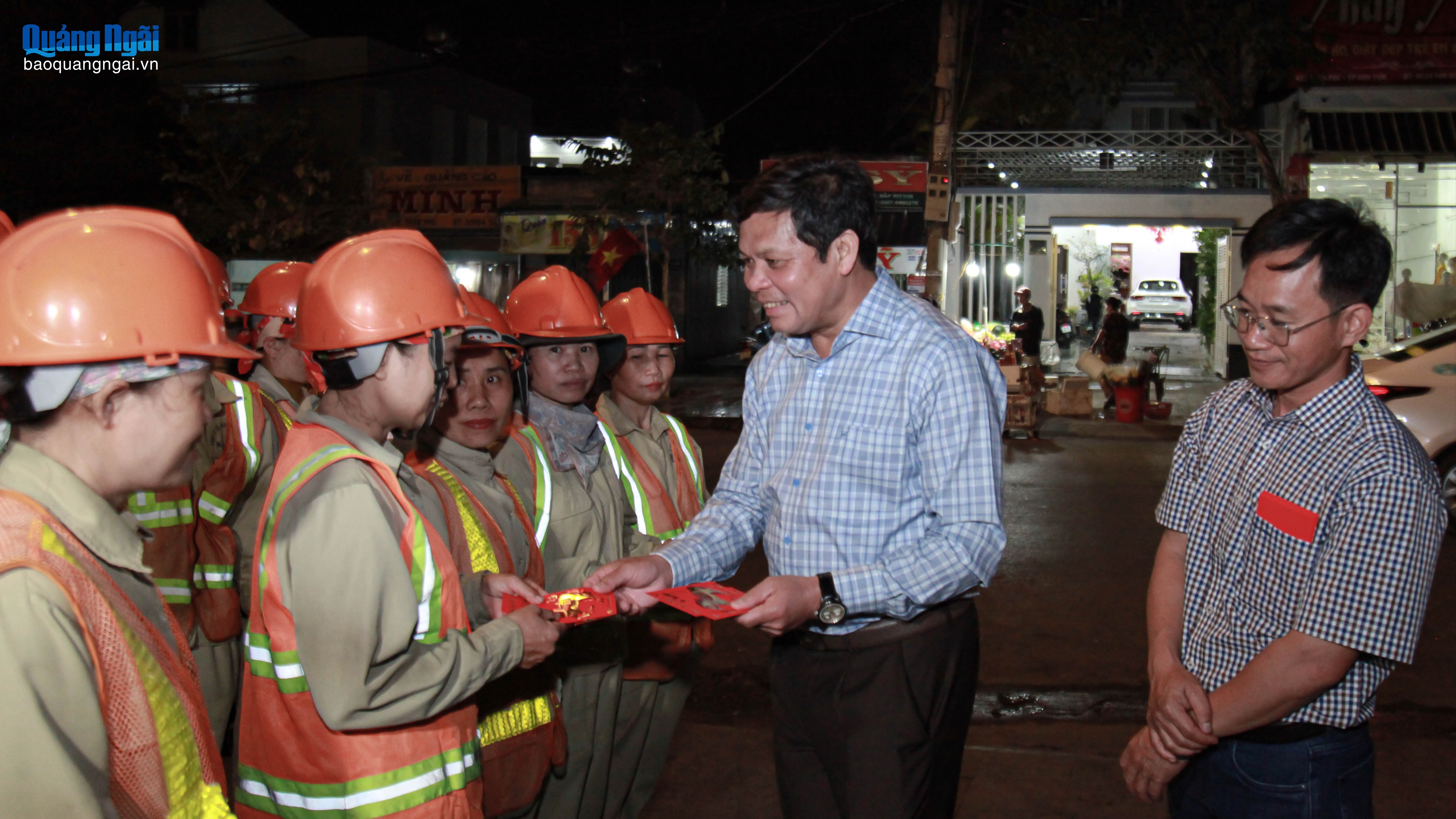 Phó Bí thư Tỉnh ủy Nguyễn Đức Tuy thăm, động viên công nhân môi trường làm việc trong đêm giao thừa