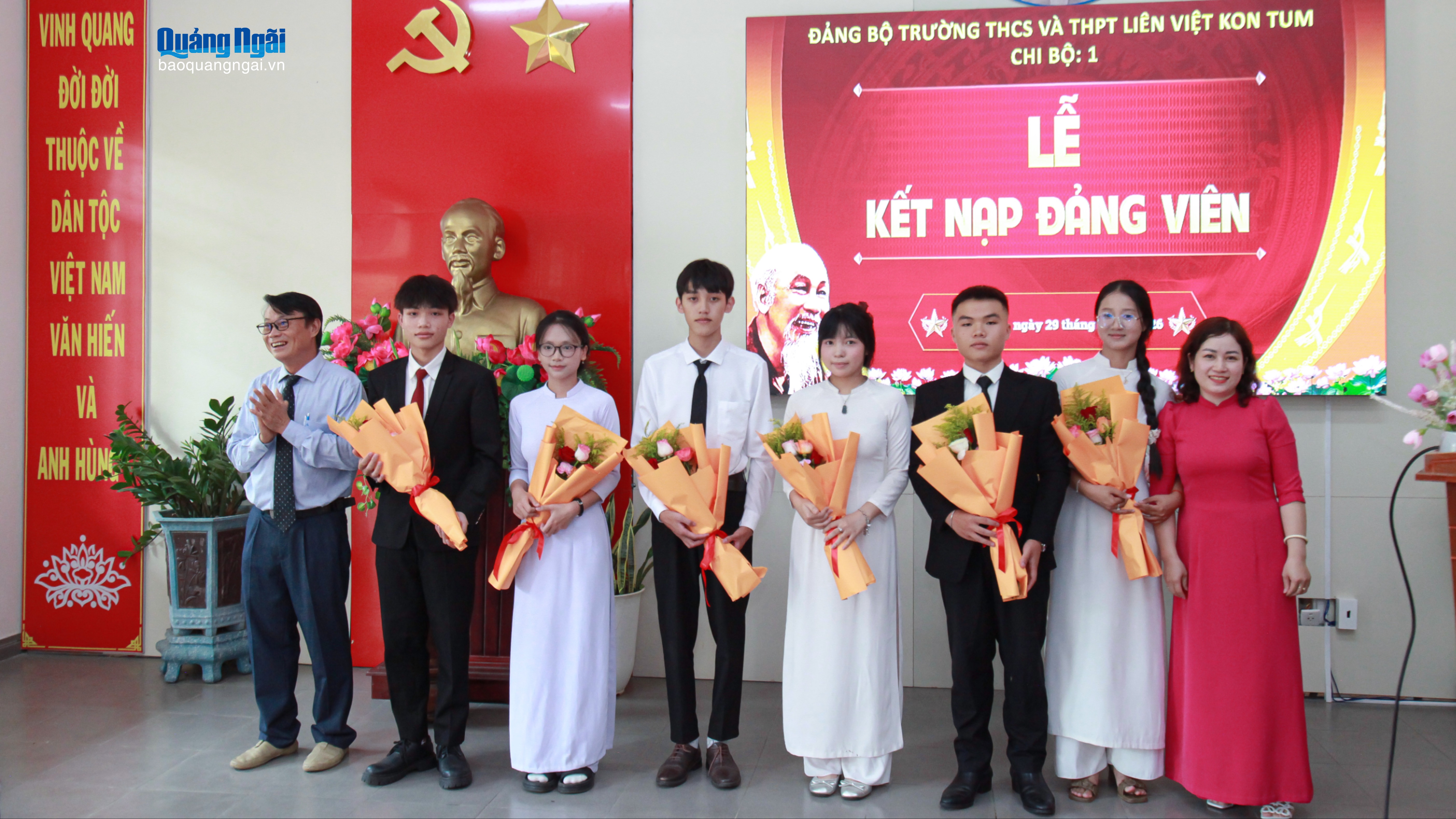 Trường THCS và THPT Liên Việt Kon Tum kết nạp 7 đảng viên là học sinh ưu tú