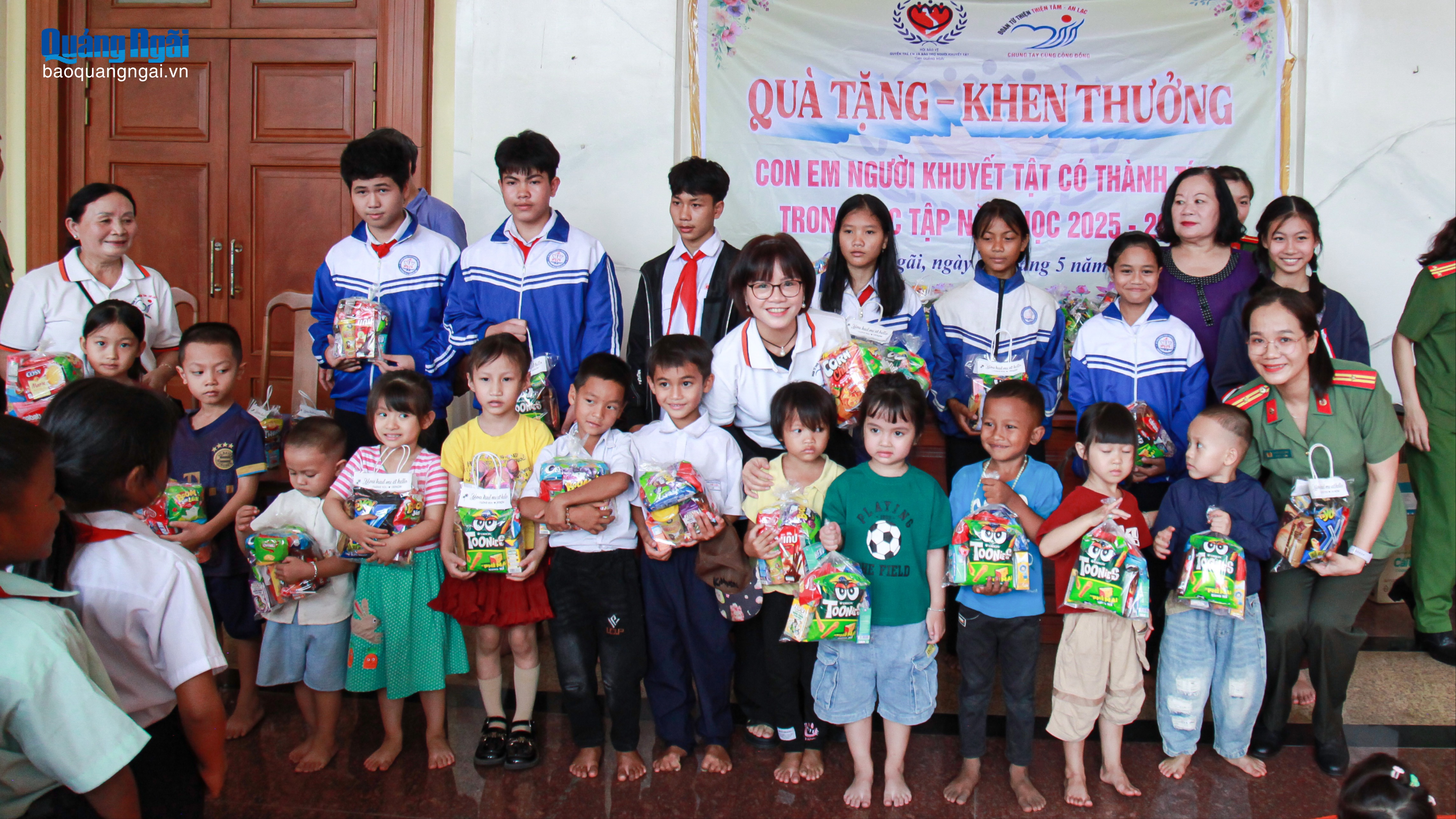 Trao quà cho trẻ em vượt khó học tốt nhân Quốc tế Thiếu nhi 1/6