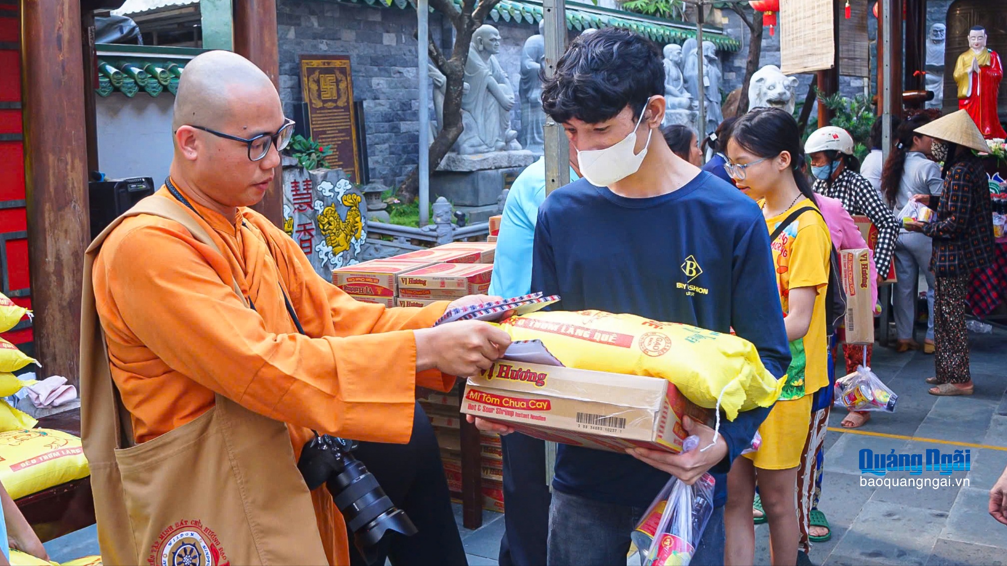 Phật tử và nhà hảo tâm chung tay trao 200 phần quà cho người dân khó khăn