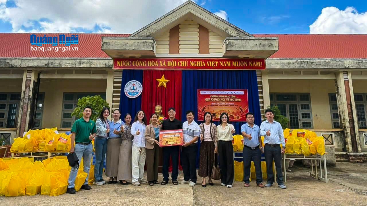 Trao học bổng cho học sinh khó khăn xã Sa Bình