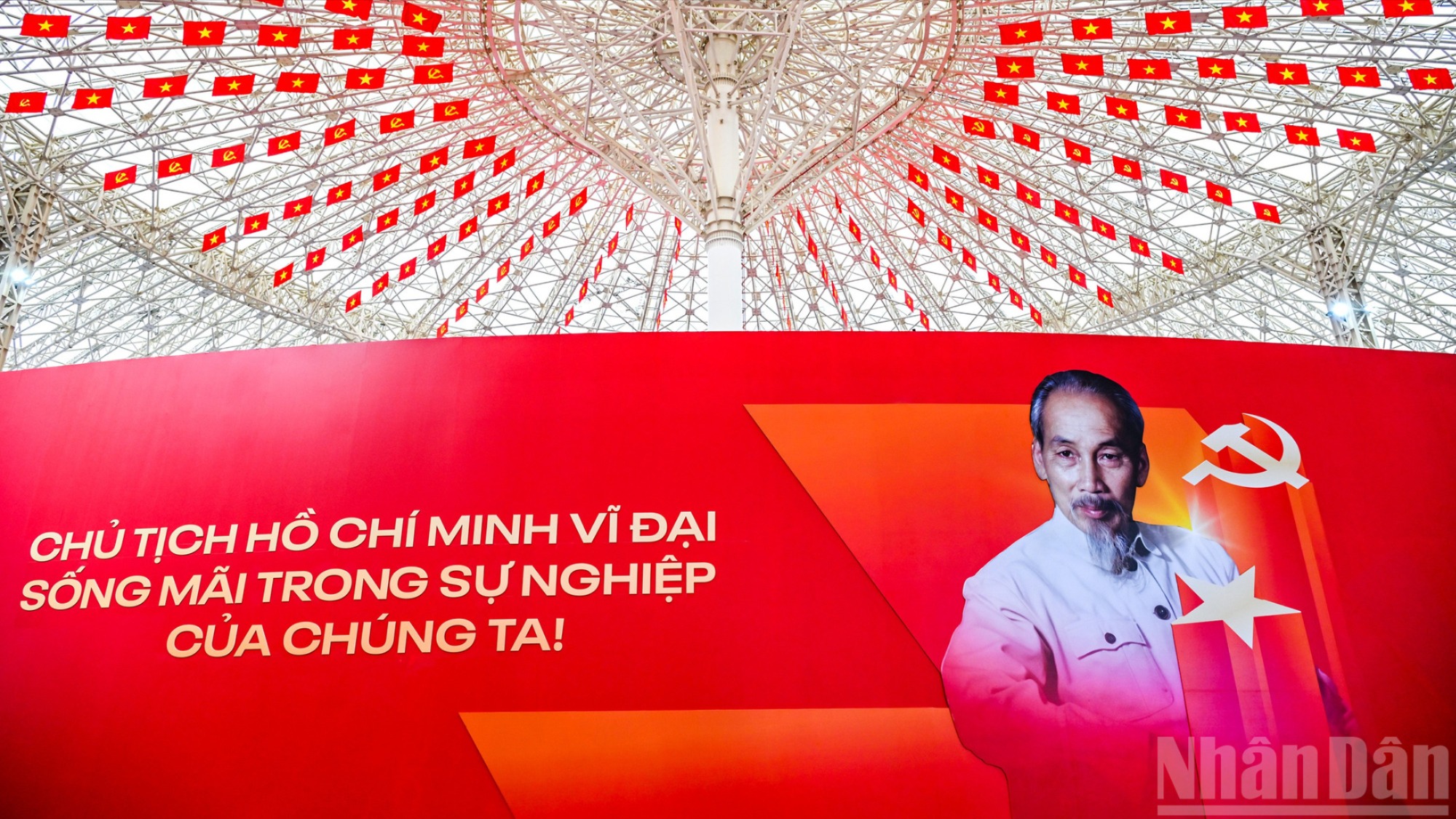 Rực rỡ sắc đỏ triển lãm 95 năm Cờ Đảng soi đường trước giờ khai mạc