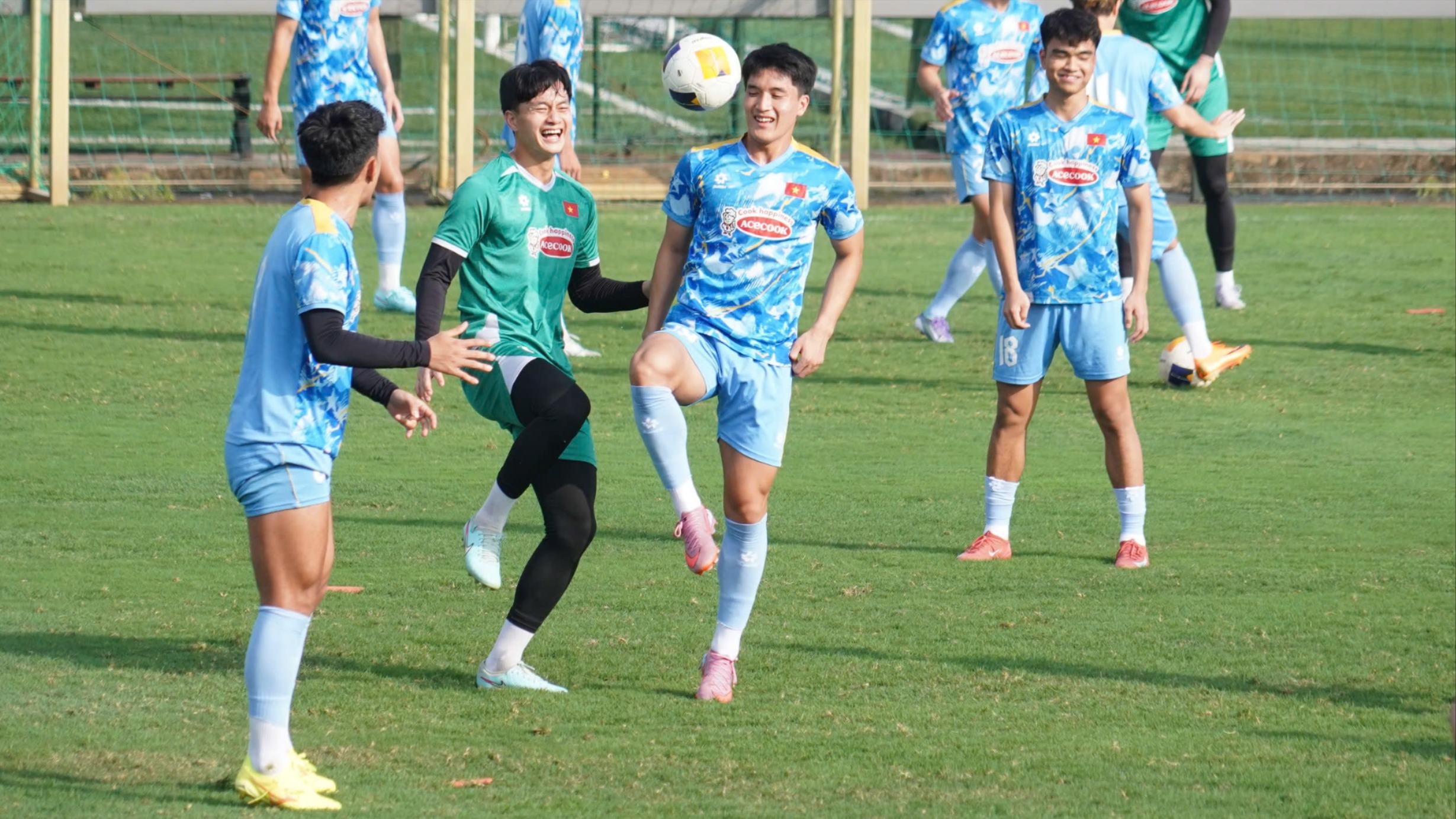 Sự bận rộn dễ chịu của các tuyển thủ trẻ