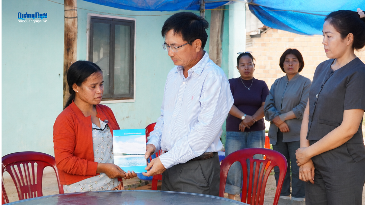 Phó Chủ tịch UBND tỉnh Nguyễn Ngọc Sâm thăm hỏi gia đình có trẻ tử vong do đuối nước