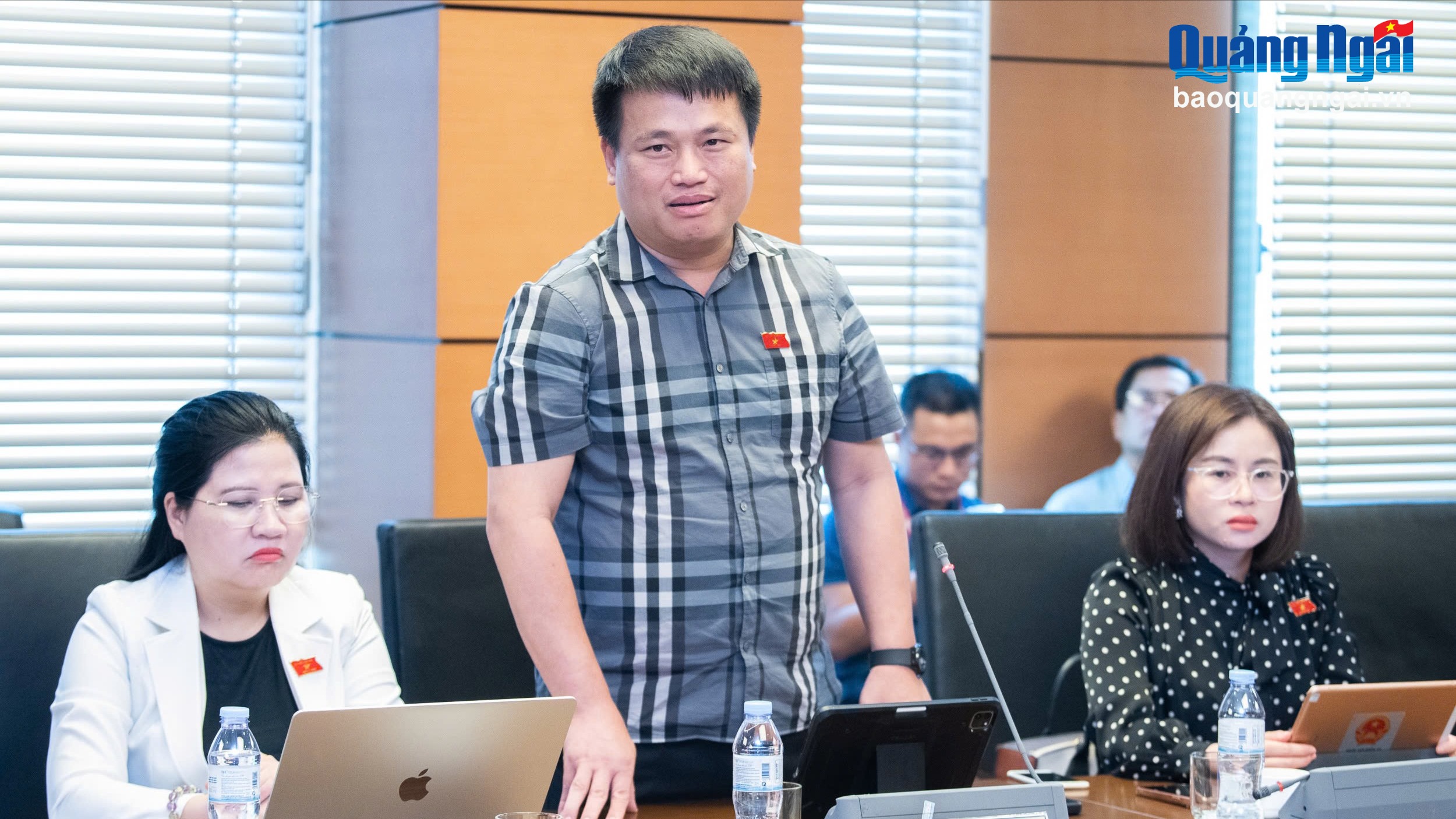 Đoàn ĐBQH tỉnh thảo luận, góp ý các dự án luật