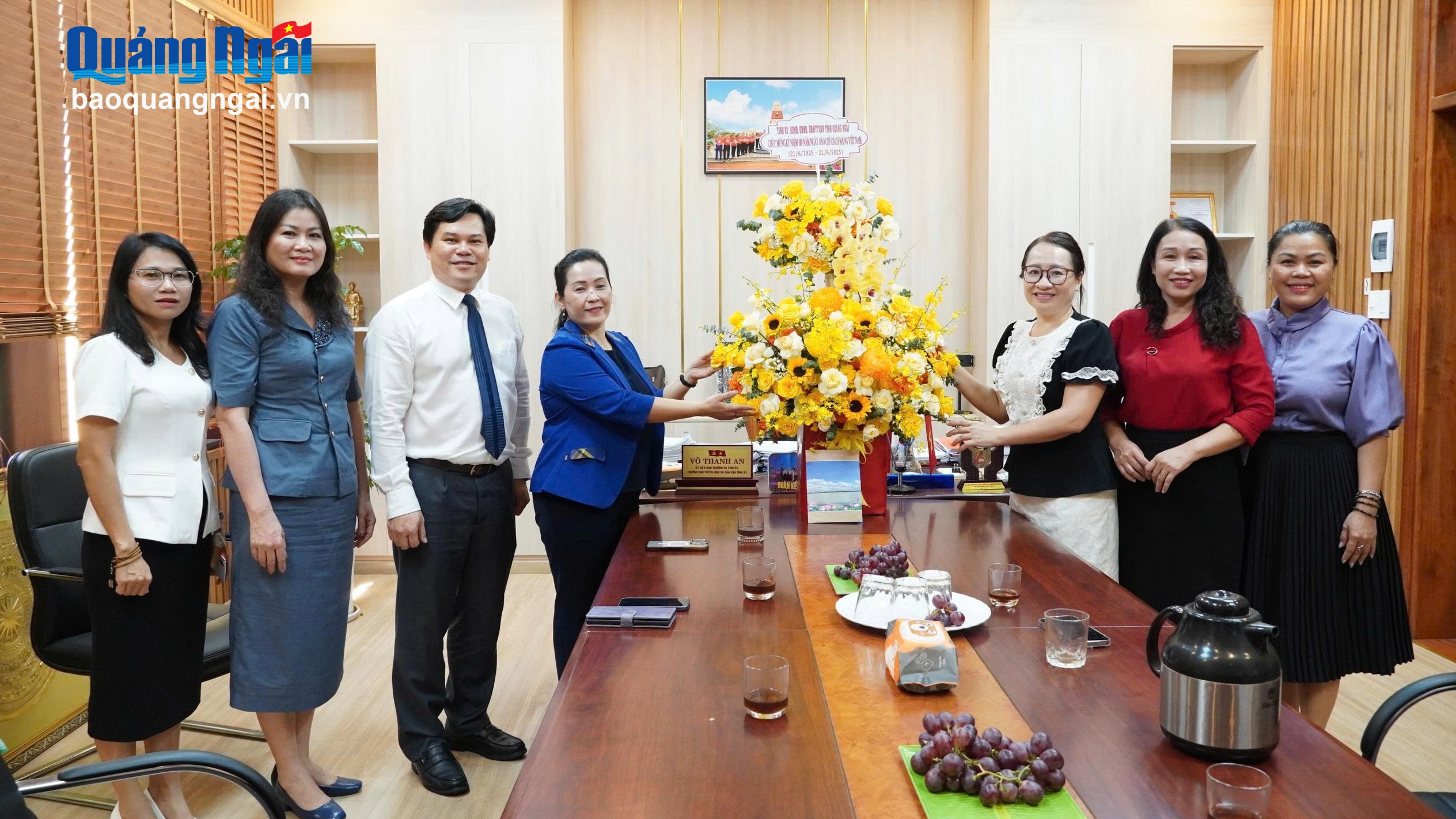 Phó Bí thư Tỉnh ủy Đinh Thị Hồng Minh thăm, chúc mừng các cơ quan báo chí