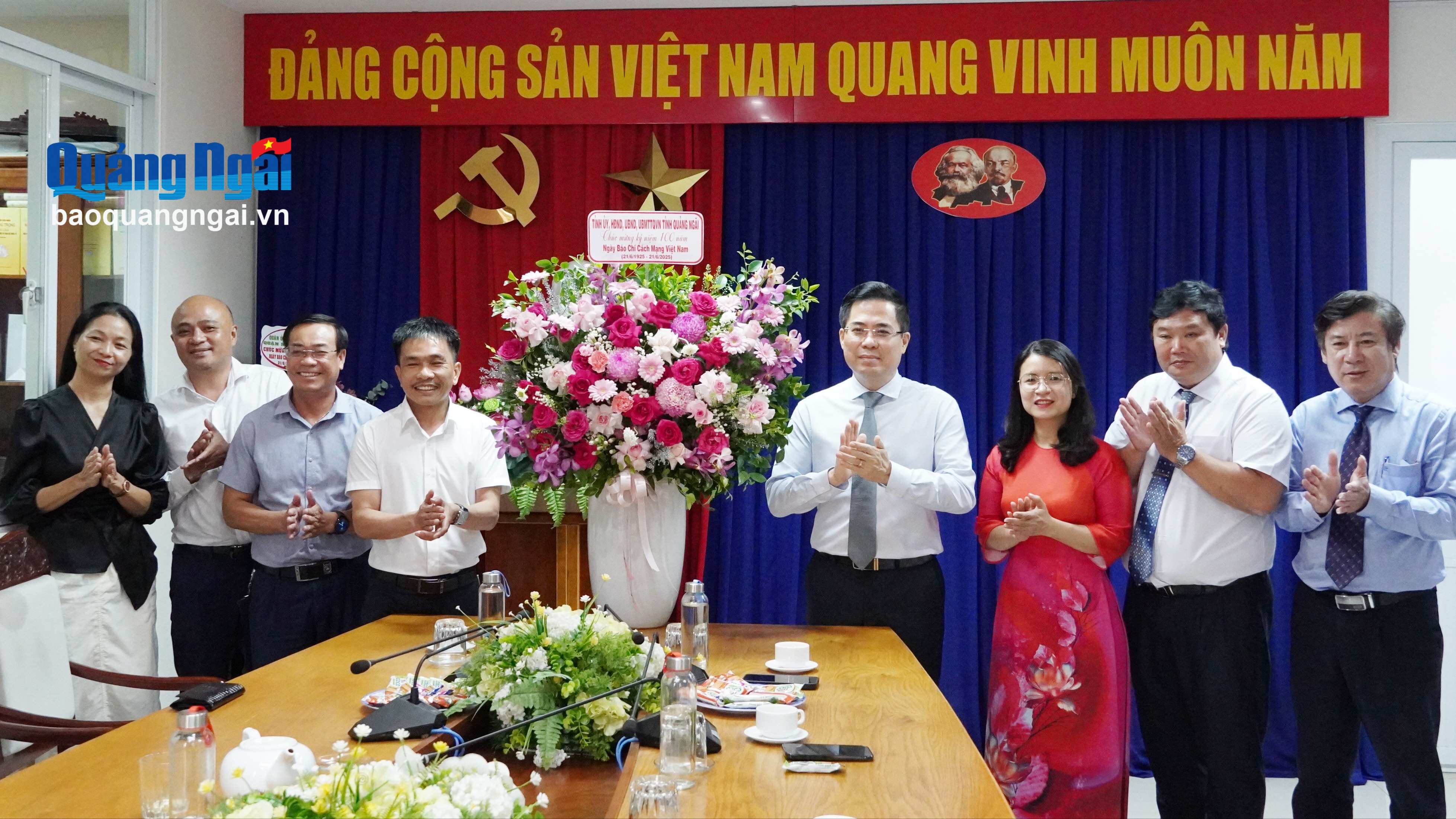 Chủ tịch UBND tỉnh Nguyễn Hoàng Giang thăm, chúc mừng các cơ quan báo chí tại Đà Nẵng