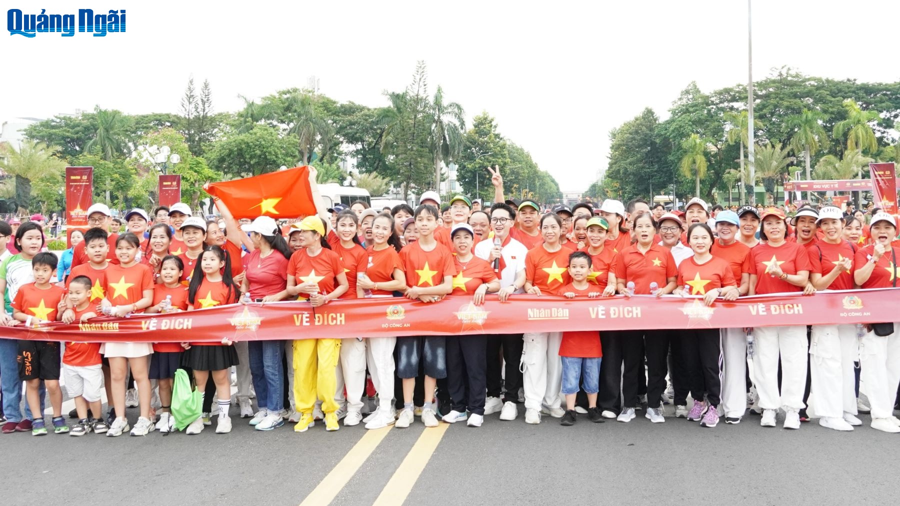 Hàng nghìn người hòa mình vào chương trình 