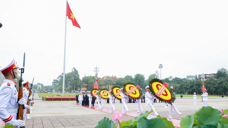 Kỷ niệm 135 năm Ngày sinh Chủ tịch Hồ Chí Minh: Lãnh đạo Đảng, Nhà nước vào Lăng viếng Bác