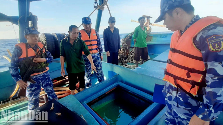 Cảnh sát biển bắt giữ tàu cá chở 60 nghìn lít dầu diesel trái phép