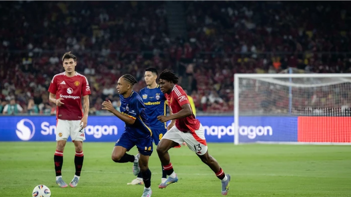 Các ngôi sao Đông Nam Á đánh bại Man United