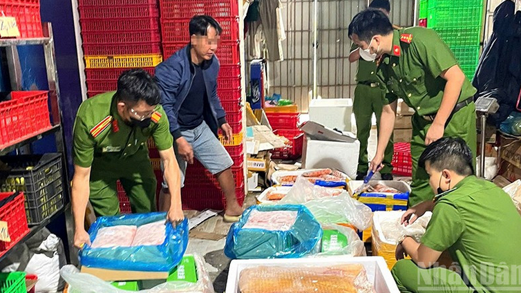 Lâm Đồng: Phát hiện hơn 4,5 tấn thực phẩm đông lạnh không có nguồn gốc xuất xứ