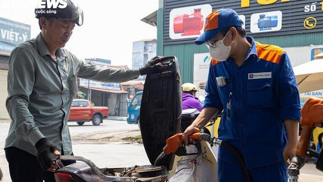 Giá xăng RON95 tăng hơn 100 đồng/lít