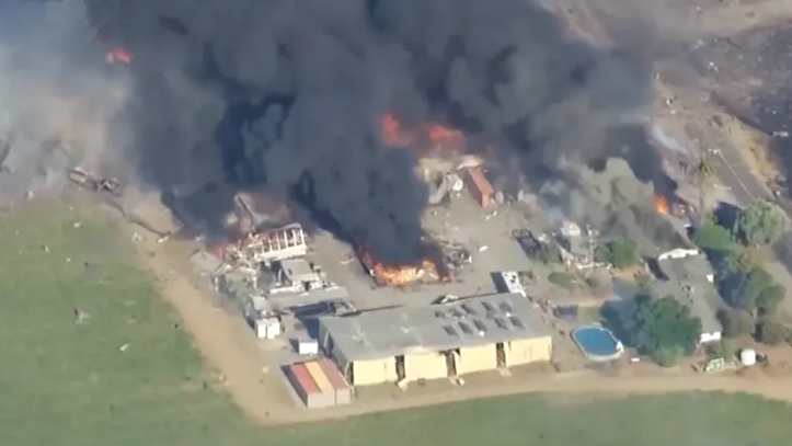 Nổ kho pháo hoa ở California (Mỹ) ngay trên sóng truyền hình trực tiếp