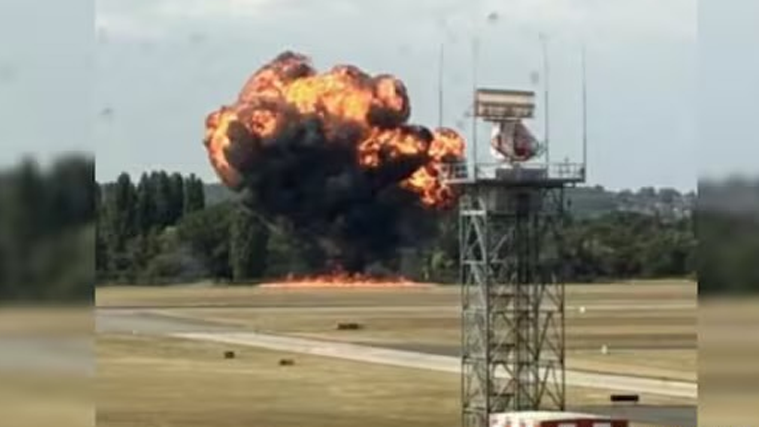 Anh: Máy bay chúi mũi xuống đất, biến thành quả cầu lửa khổng lồ