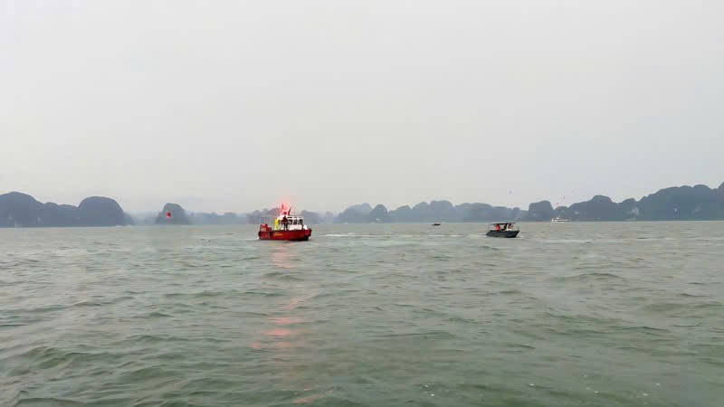 Đắm tàu du lịch chở 48 khách và 5 thuyền viên trên Vịnh Hạ Long