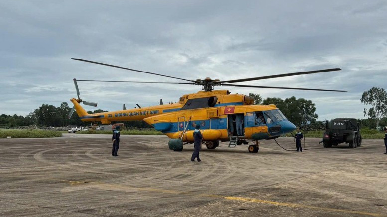 Bộ Quốc phòng huy động trực thăng mang hàng cứu trợ người dân vùng lũ Nghệ An