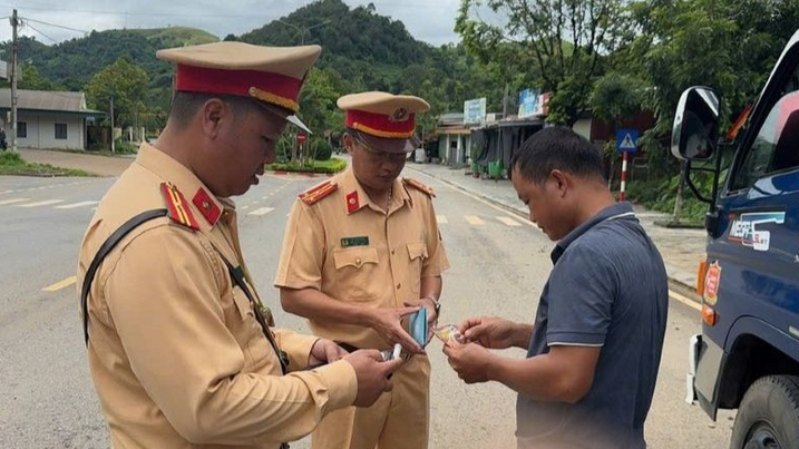 Tổng kiểm soát, xử lý phương tiện kinh doanh vận tải trên đường bộ, đường thủy
