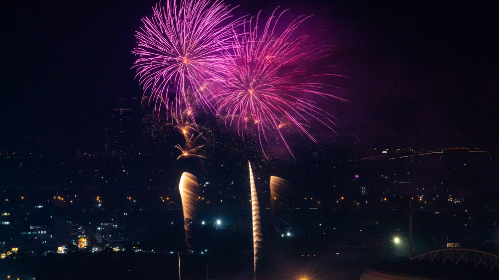 Tổ chức bắn pháo hoa trong chương trình nghệ thuật chính luận “Tổ quốc trong tim” vào tối 10/8 tại Mỹ Đình