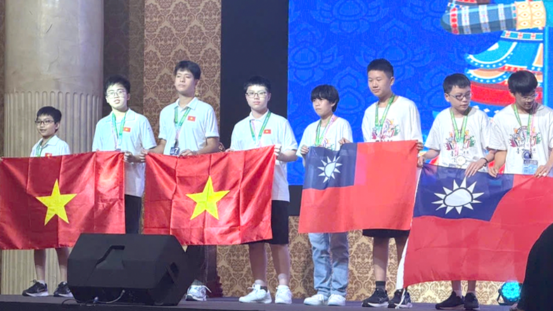 Hai học sinh Việt Nam đạt Huy chương Kim cương Toán quốc tế WMI 2025