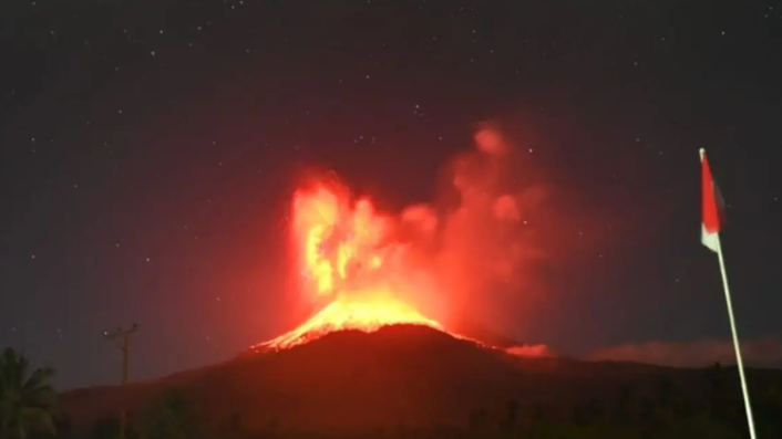 Núi lửa Lewotobi Laki-laki ở Indonesia phun dữ dội, cột tro bụi cao tới 18km