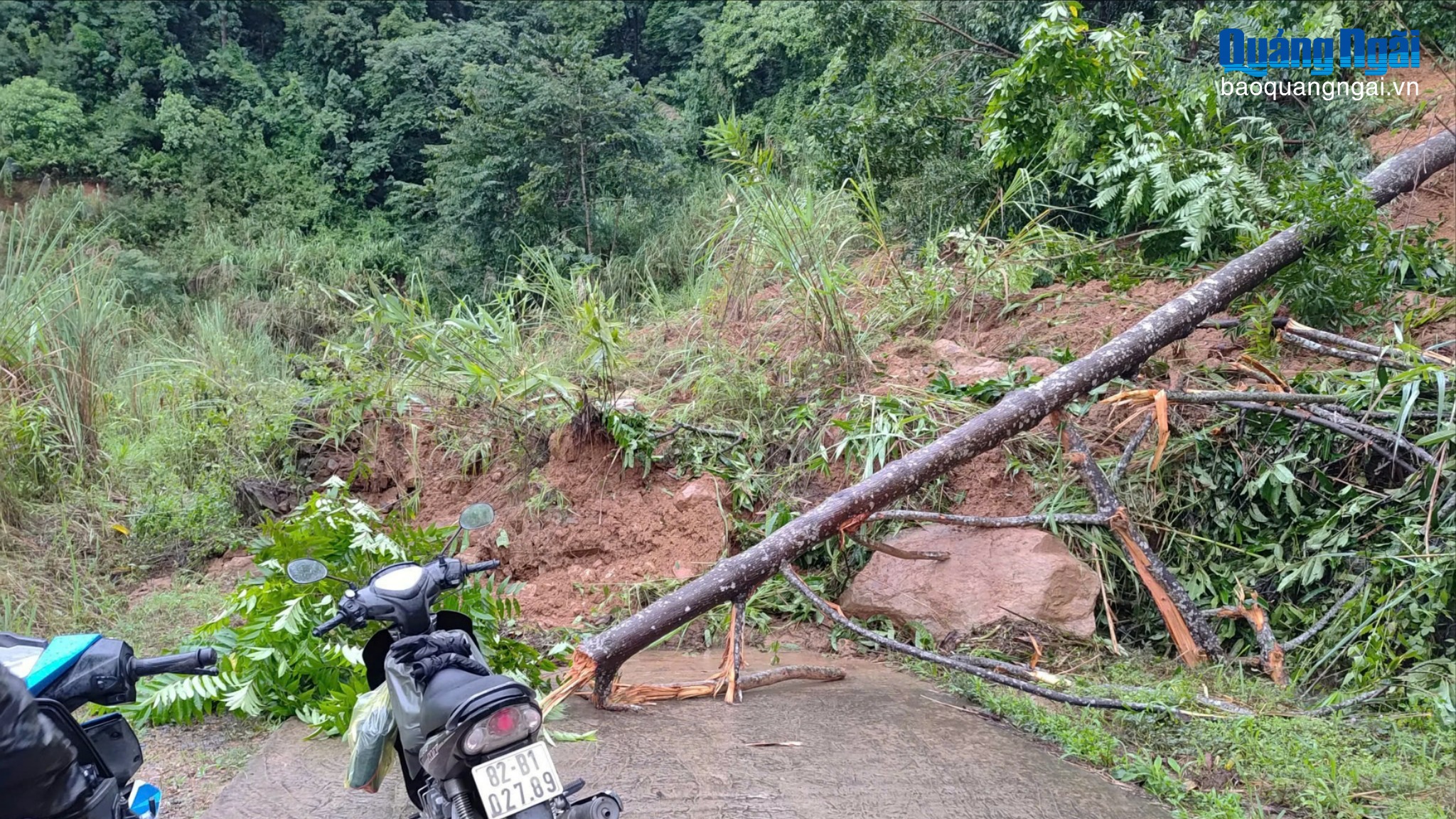 Mưa lớn gây sạt lở tỉnh lộ 674