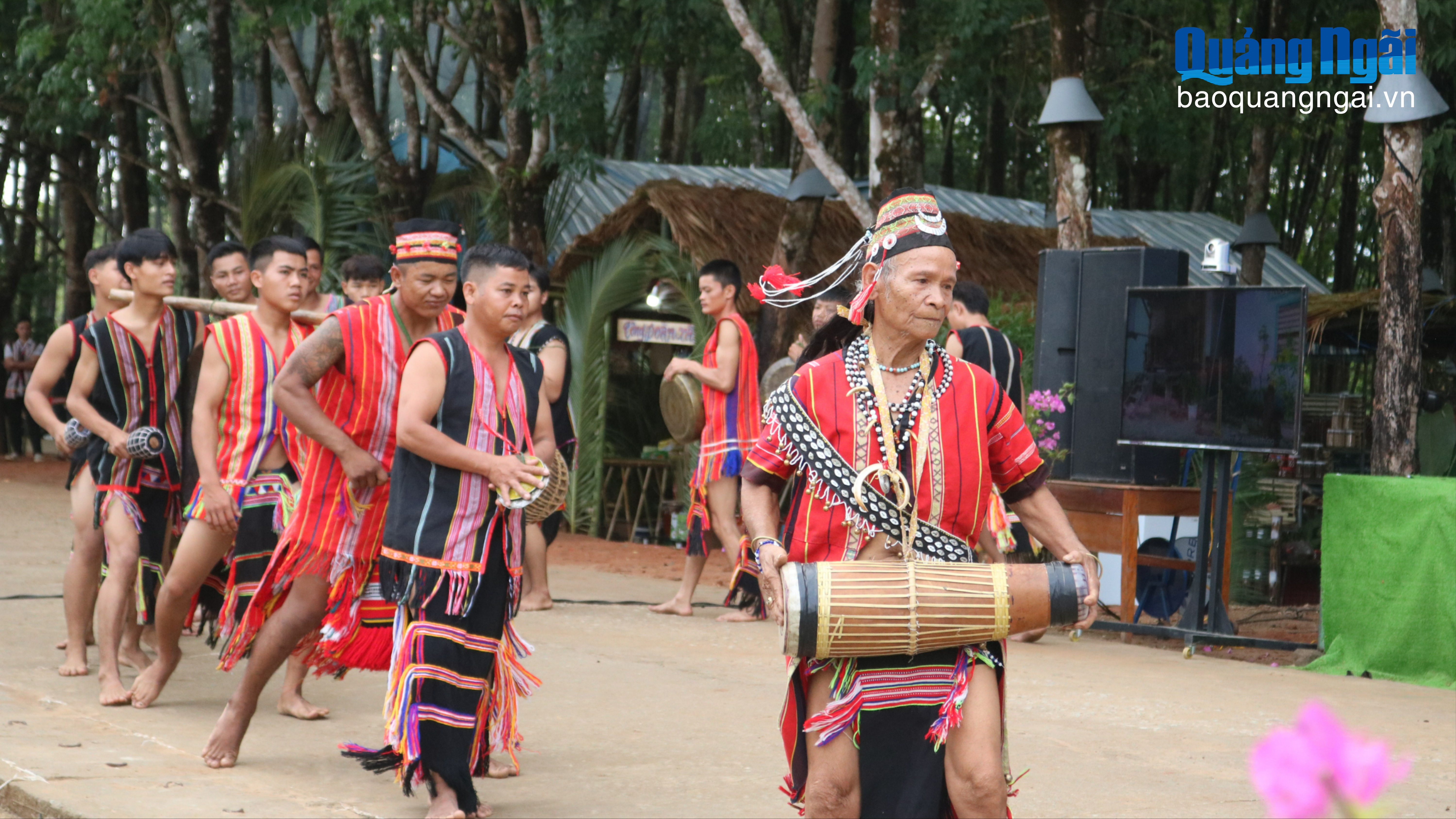 Cồng chiêng vào mùa Tết