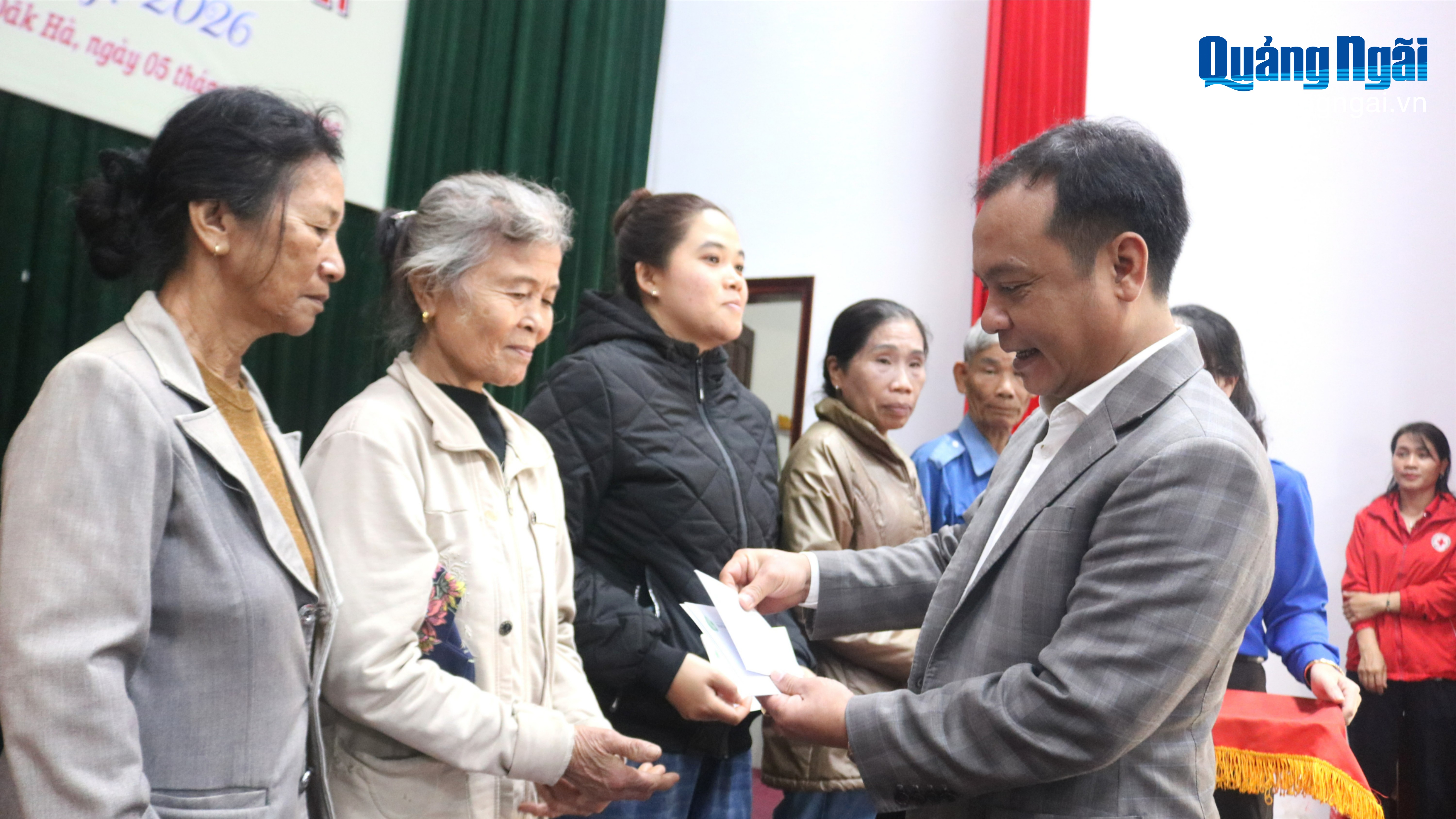 Trao 800 suất quà Tết cho người dân khó khăn tại Chương trình “Tết Nhân ái”