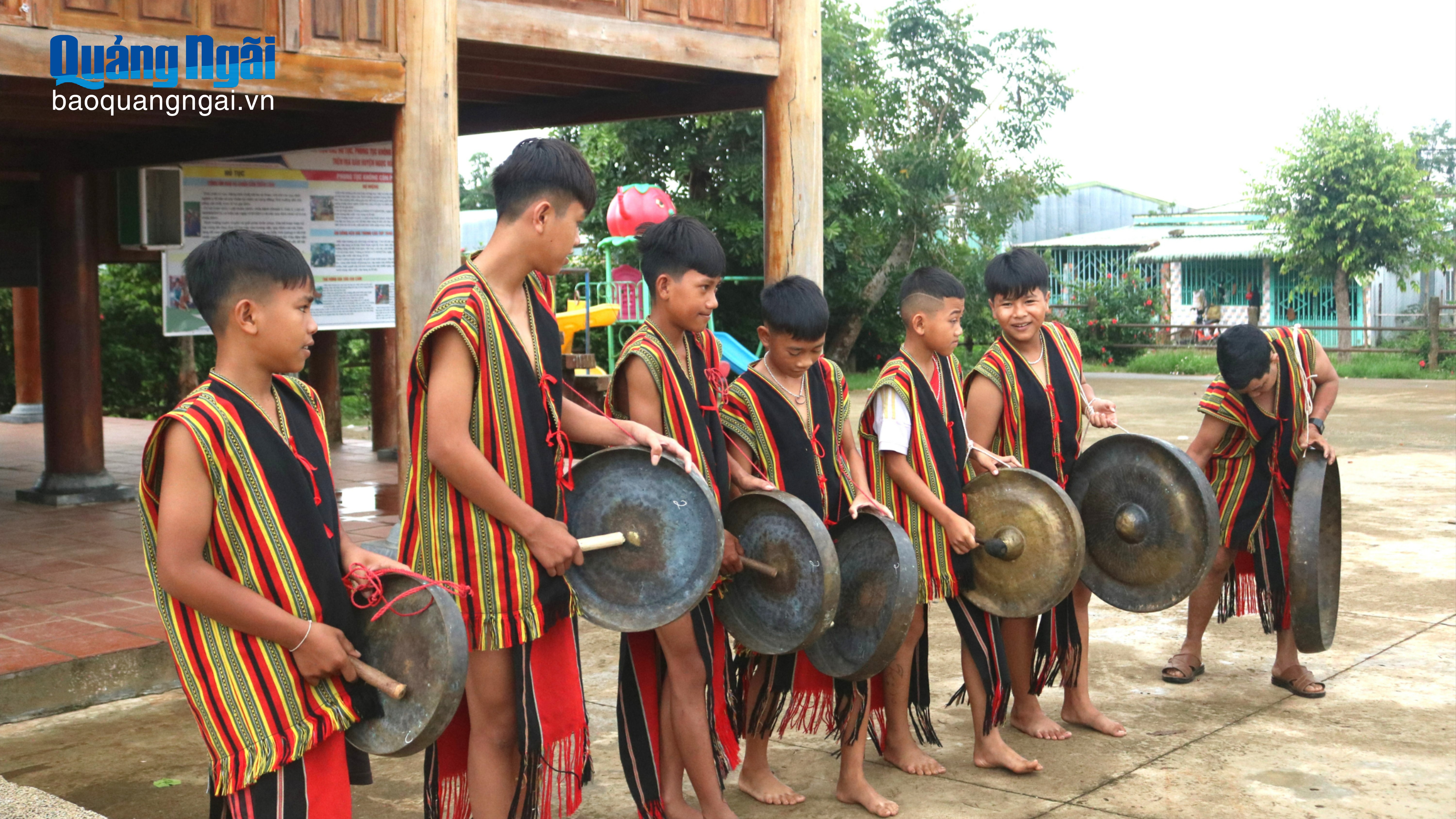 Thế hệ trẻ giữ gìn văn hóa giữa nhịp sống hiện đại