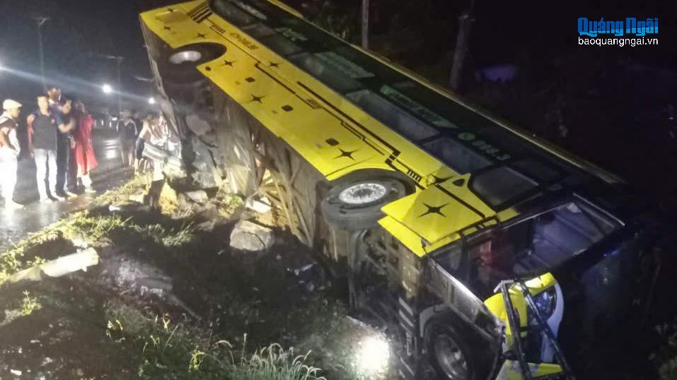 Xe khách lao xuống mương, 9 người thoát nạn