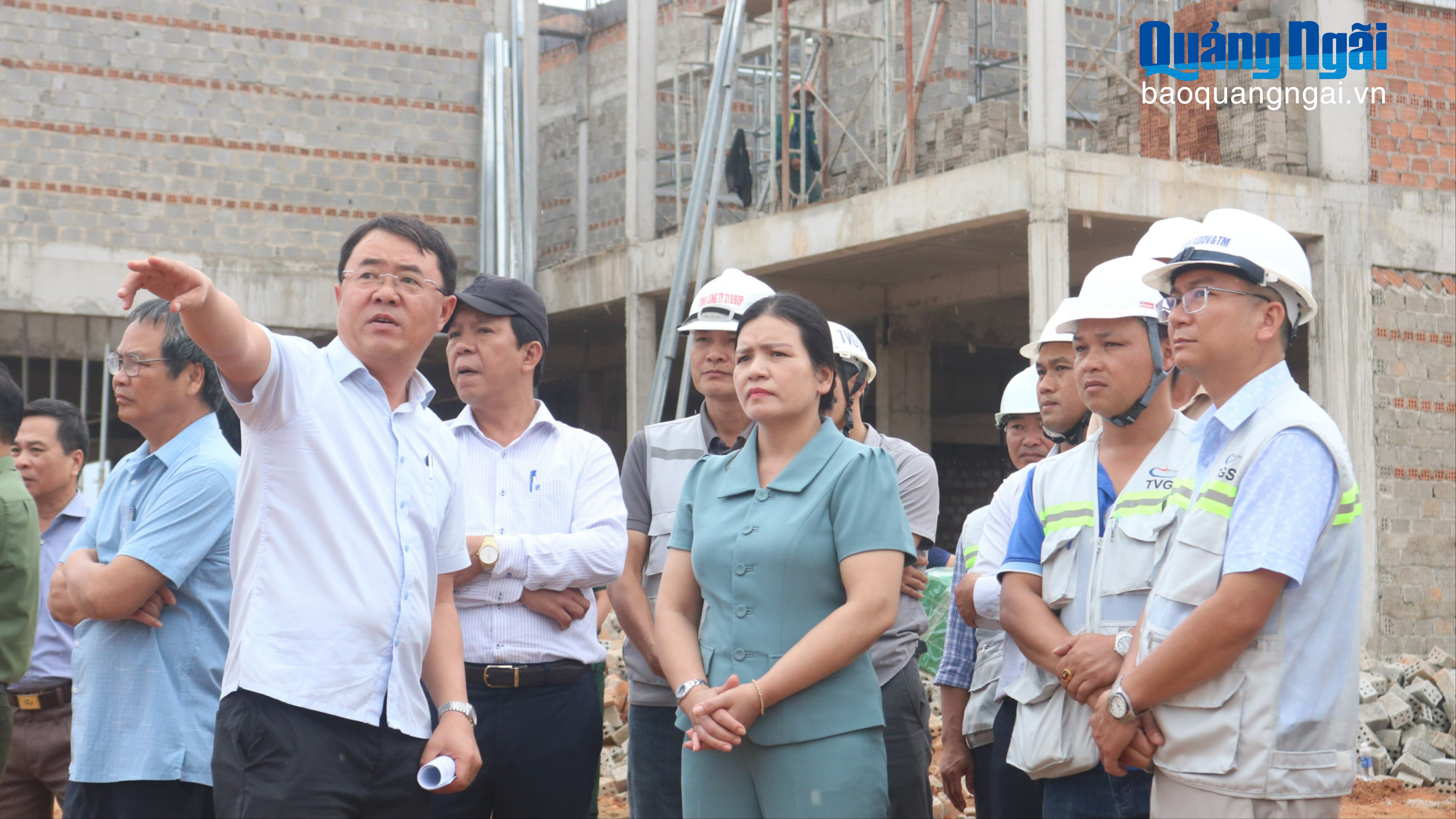 Phó Chủ tịch Thường trực UBND tỉnh kiểm tra tiến độ xây dựng trường học vùng biên