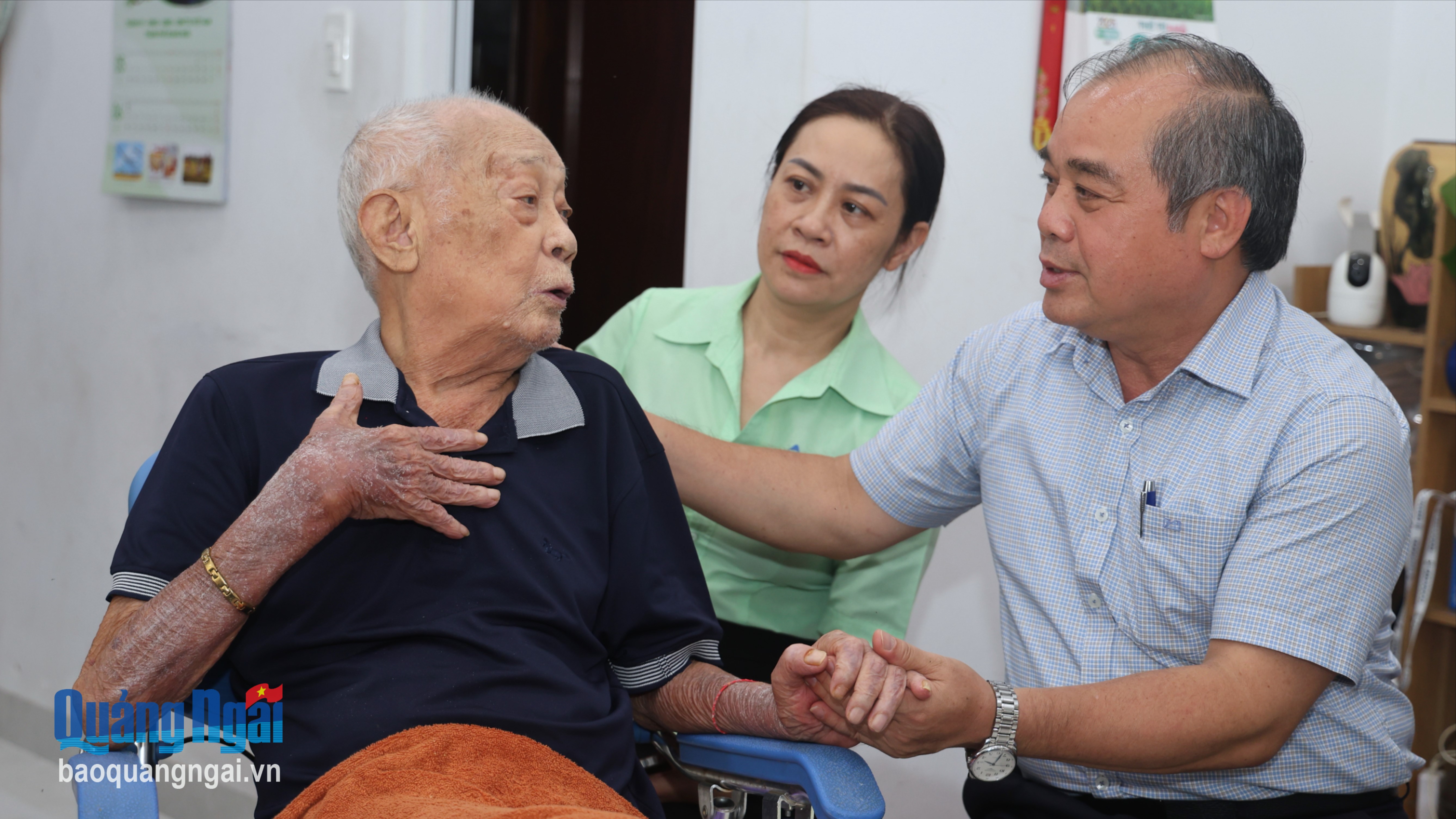 Phó Chủ tịch Thường trực UBND tỉnh Trần Hoàng Tuấn thăm, tặng quà các cựu chiến binh nhân 60 năm Ngày Chiến thắng Ba Gia