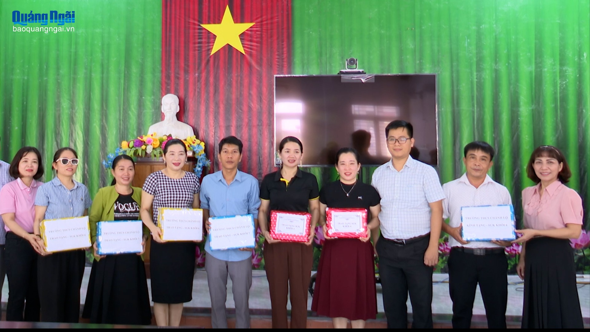 Trao gần 530 bộ sách giáo khoa, tiếp sức học trò miền núi đến trường