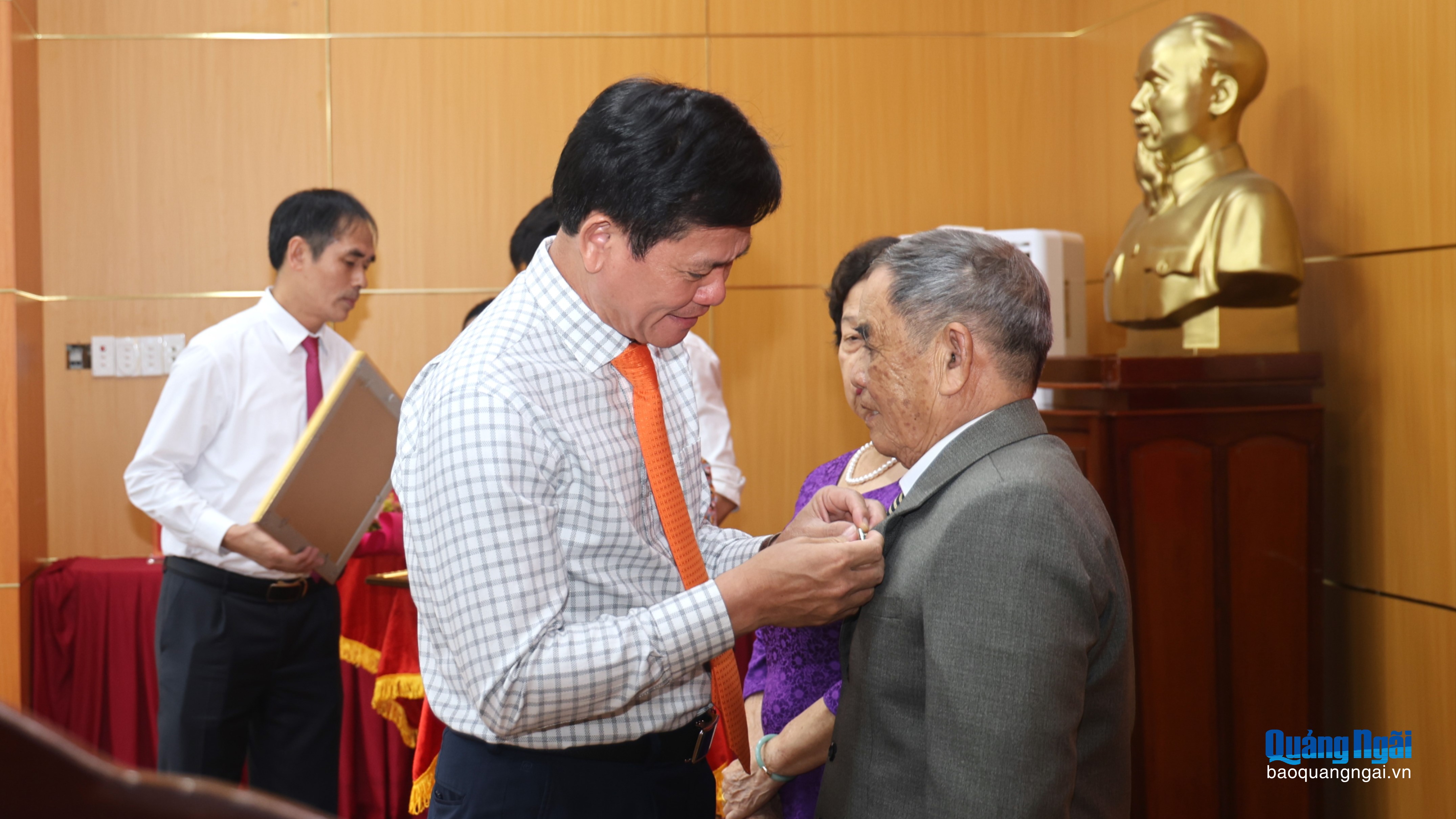 Trao Huy hiệu Đảng cho 67 đảng viên phường Cẩm Thành