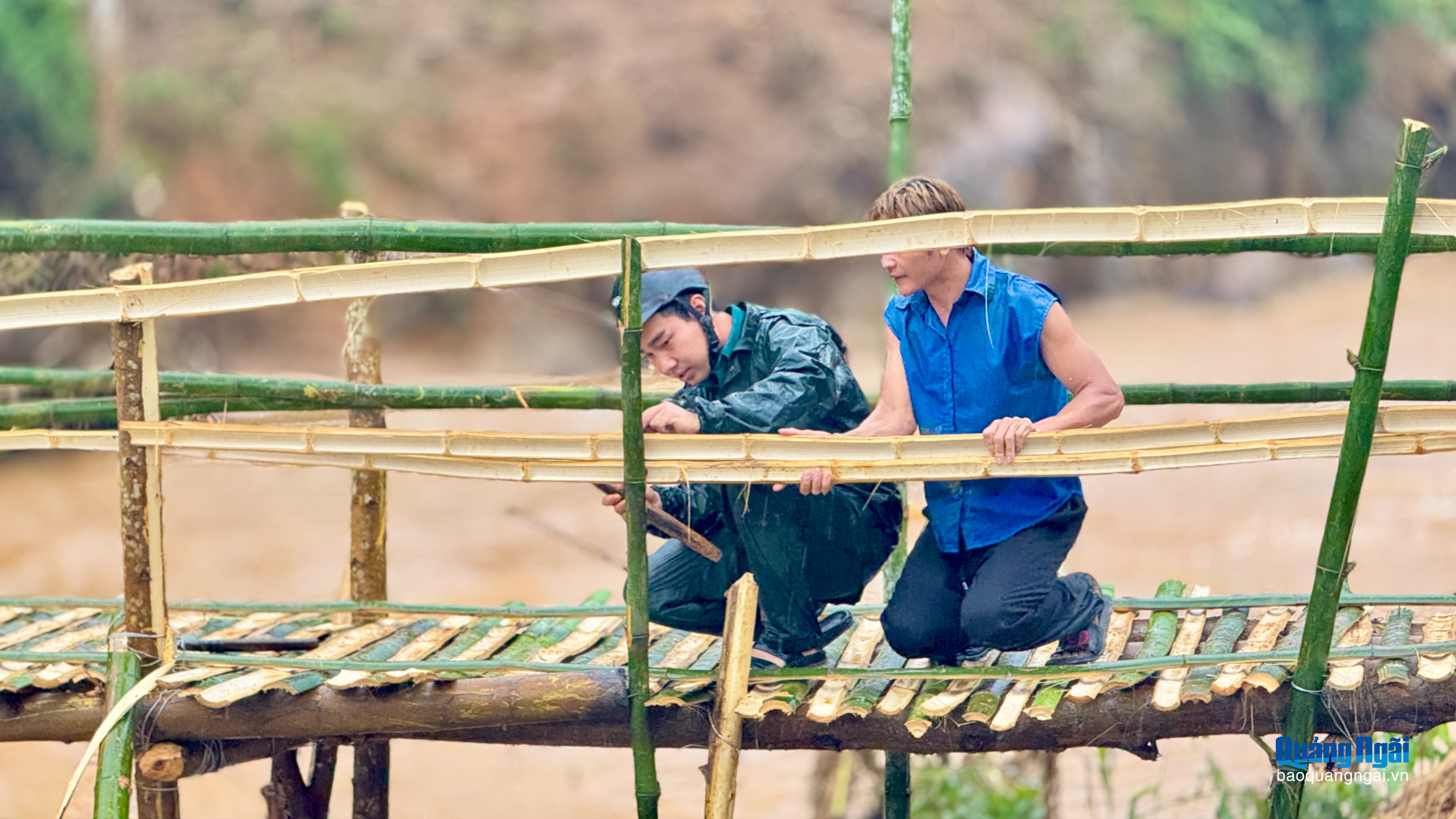 Hợp sức làm cầu tạm