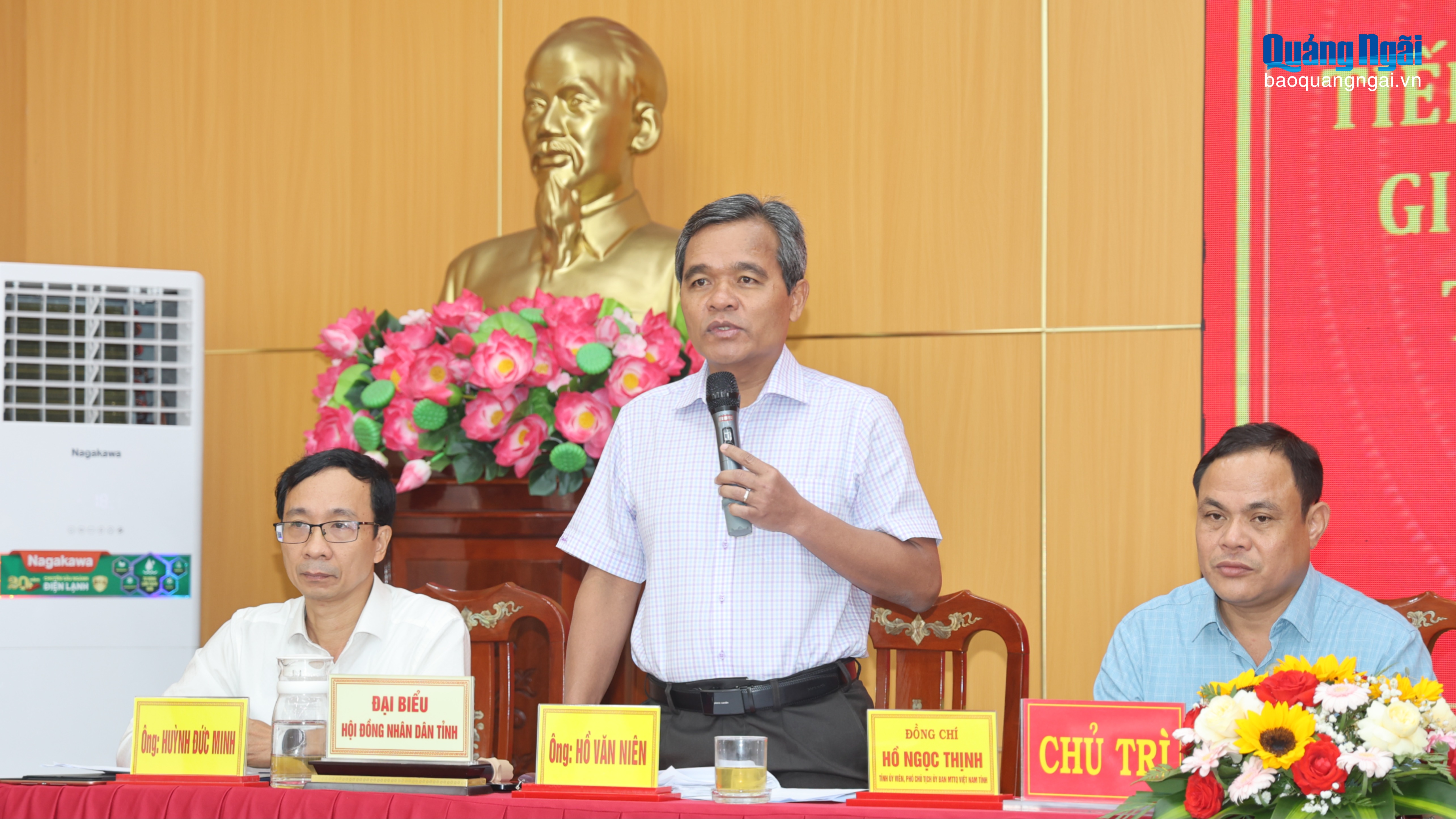 Bí thư Tỉnh ủy Hồ Văn Niên tiếp xúc cử tri phường Cẩm Thành