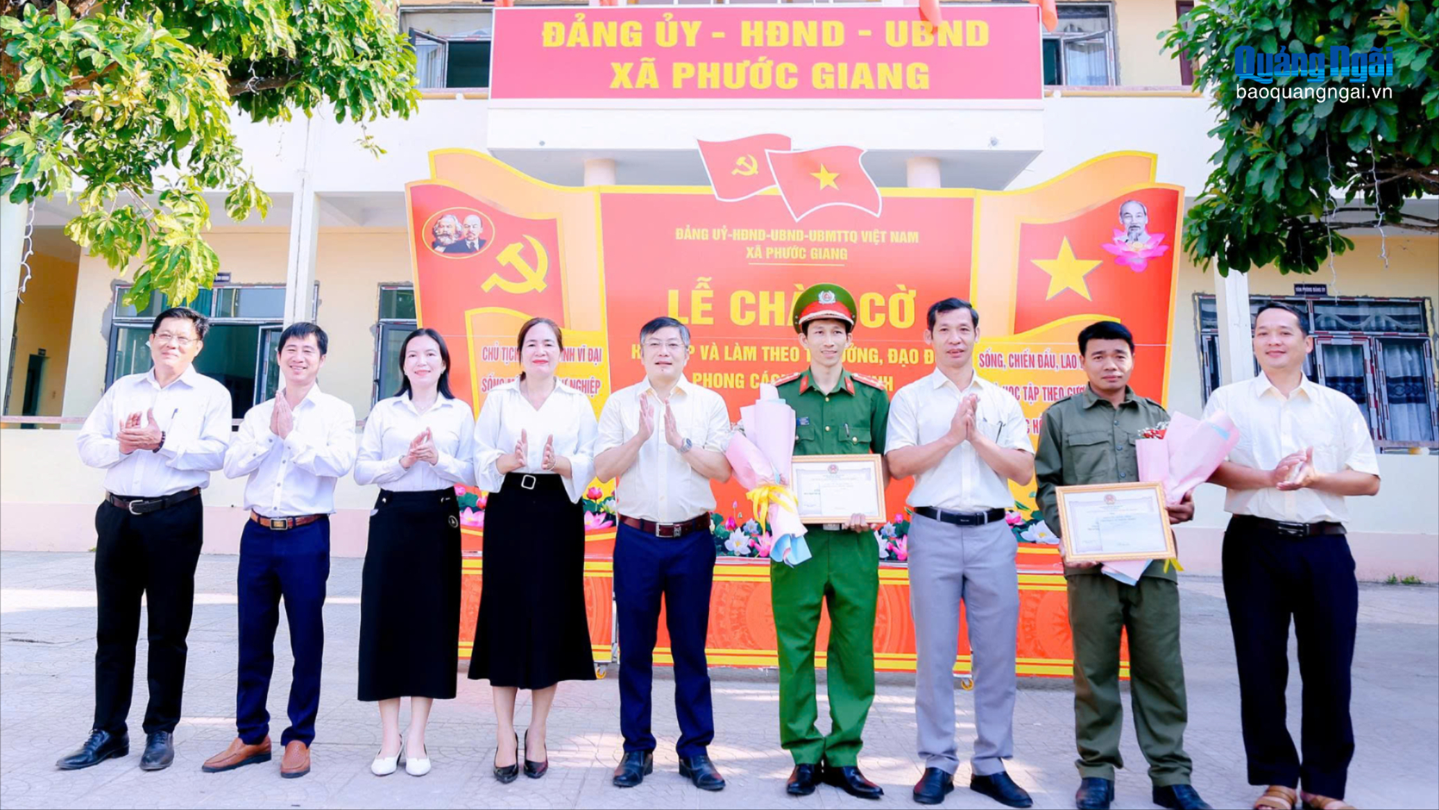 Tặng giấy khen cho người thợ sửa xe dũng cảm cứu người