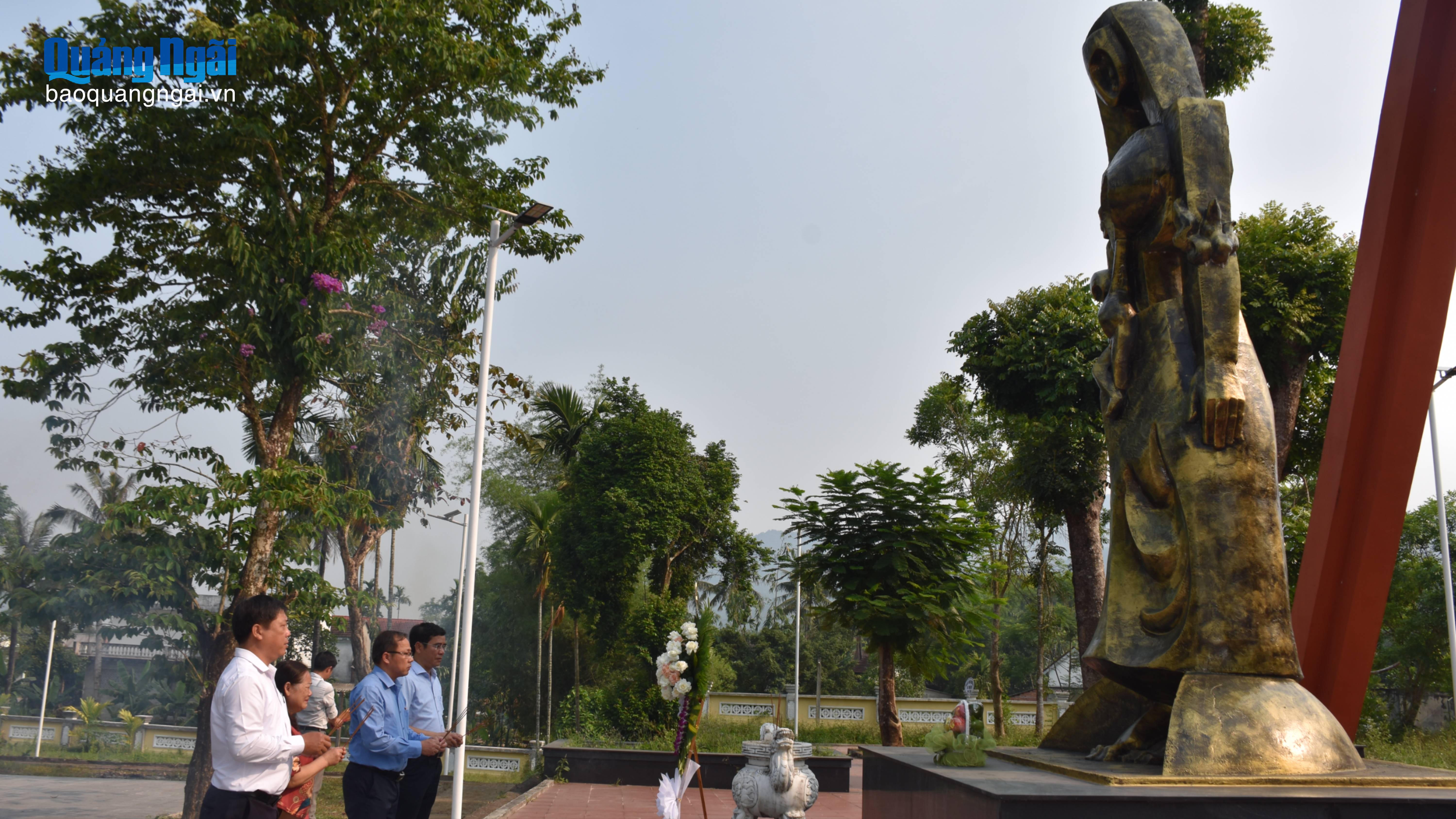 Dâng hương tưởng niệm tại Di tích vụ thảm sát Khánh Giang - Trường Lệ
